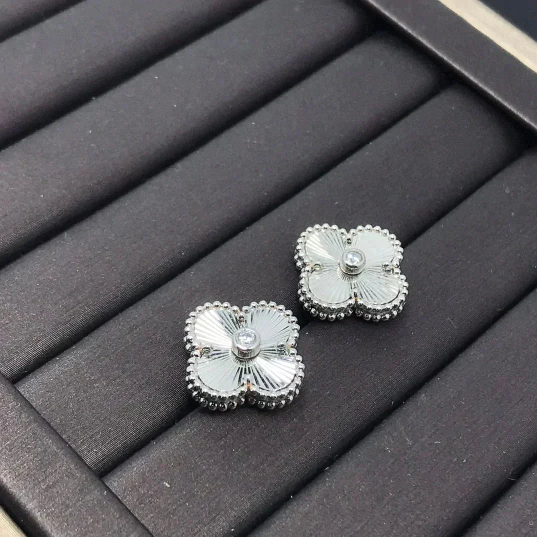 [Noble Aura jewelry]CLOVER MINI 9.5MM LASER EARRINGS