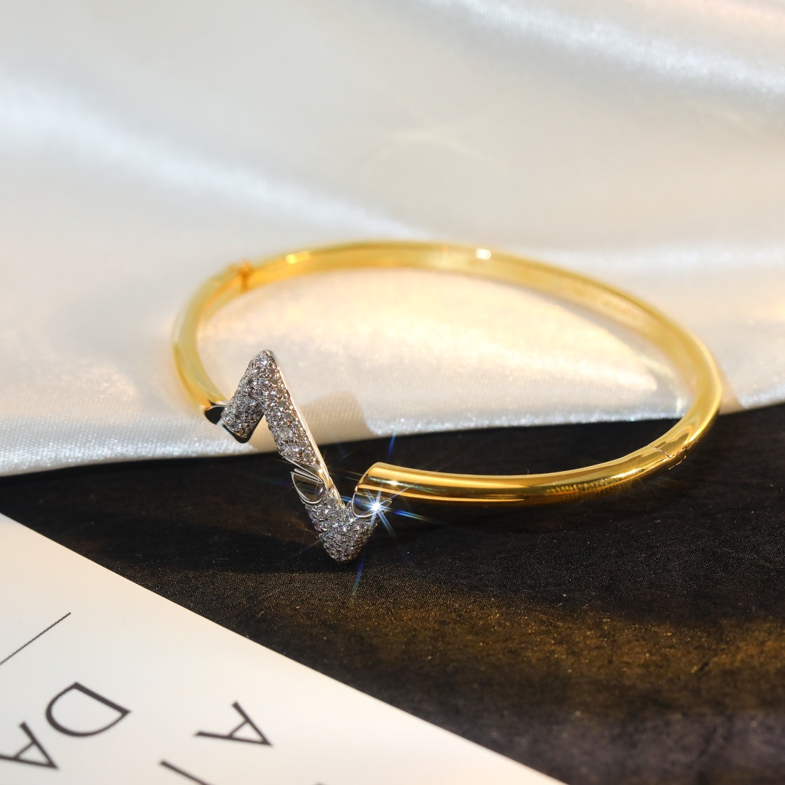 [Noble Aura jewelry]VOLTE UPSITE DOWN GOLD DIAMOND BRACELET