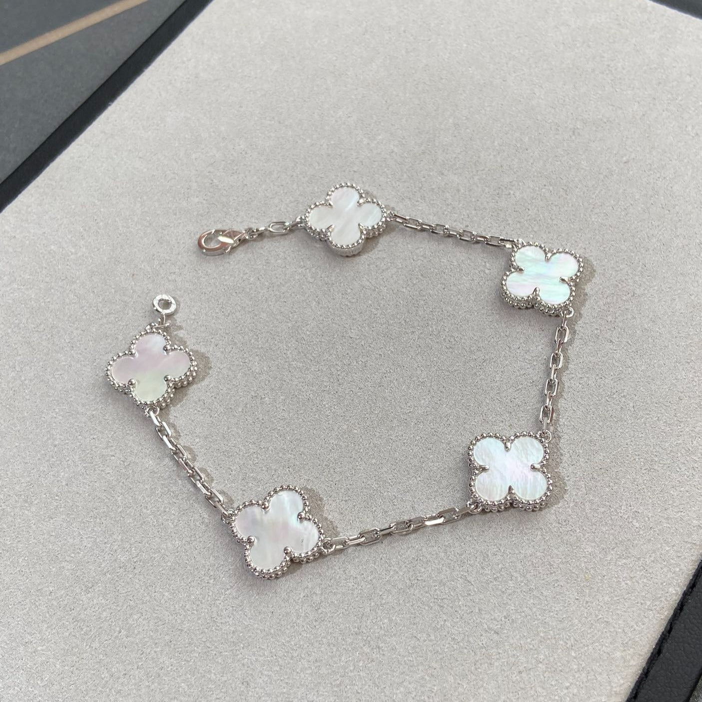 [Noble Aura jewelry]CLOVER WHITE PEARL MOP 5 MOTIF BRACELET COLLECTION