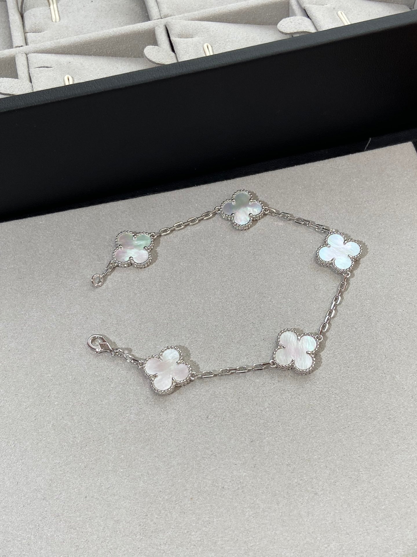 [Noble Aura jewelry]CLOVER WHITE PEARL MOP 5 MOTIF BRACELET COLLECTION