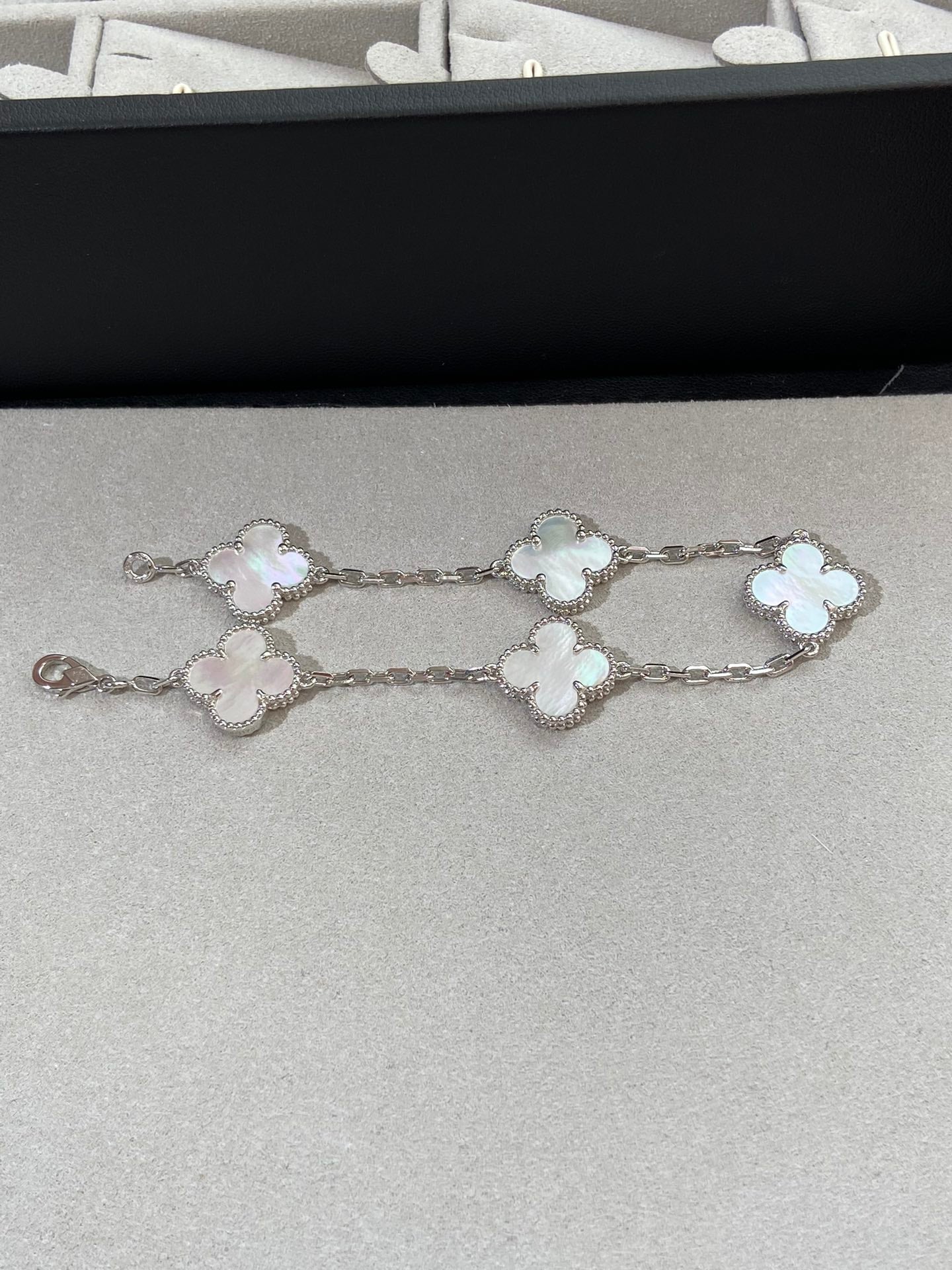 [Noble Aura jewelry]CLOVER WHITE PEARL MOP 5 MOTIF BRACELET COLLECTION