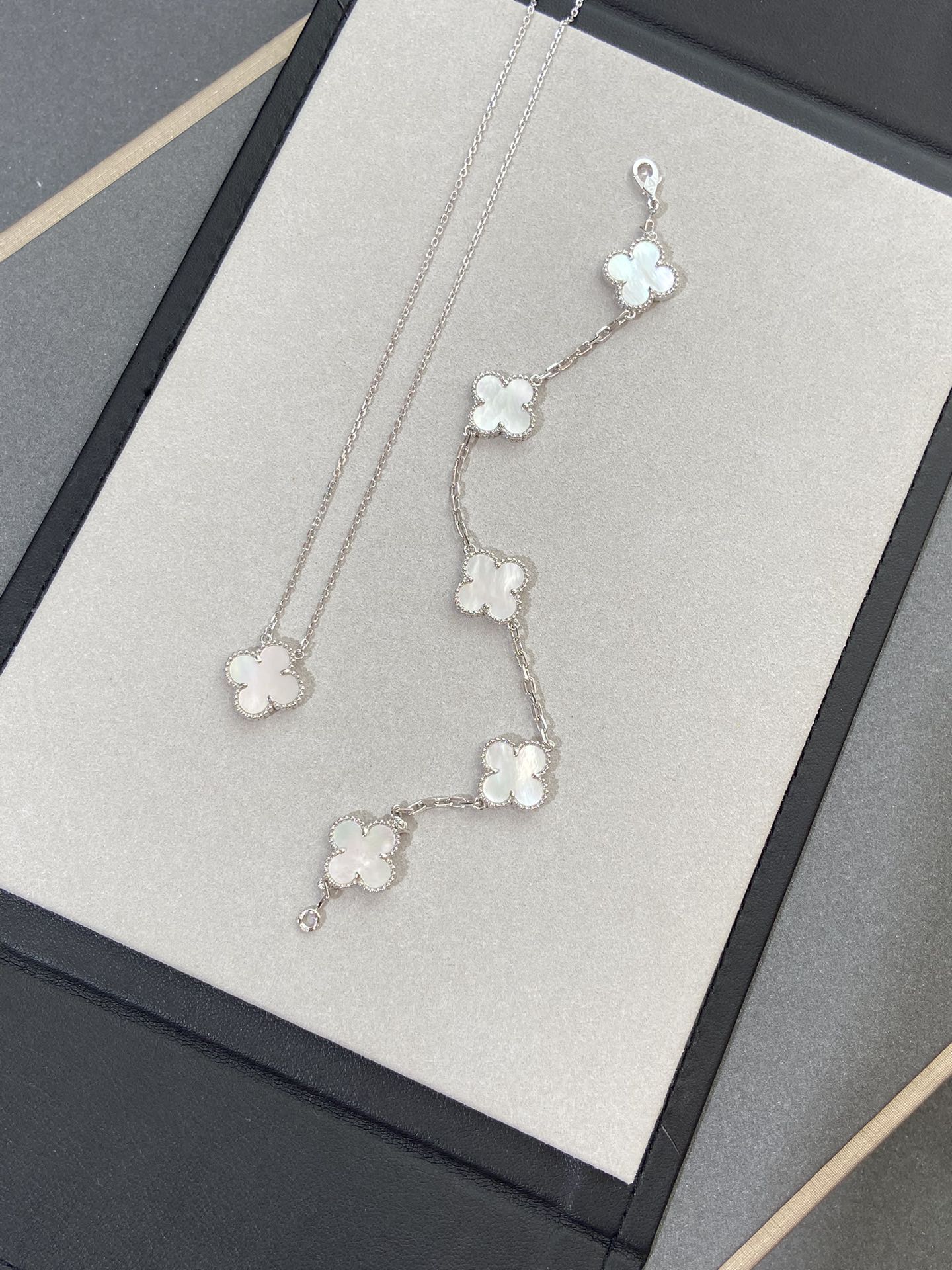 [Noble Aura jewelry]CLOVER WHITE PEARL MOP 5 MOTIF BRACELET COLLECTION