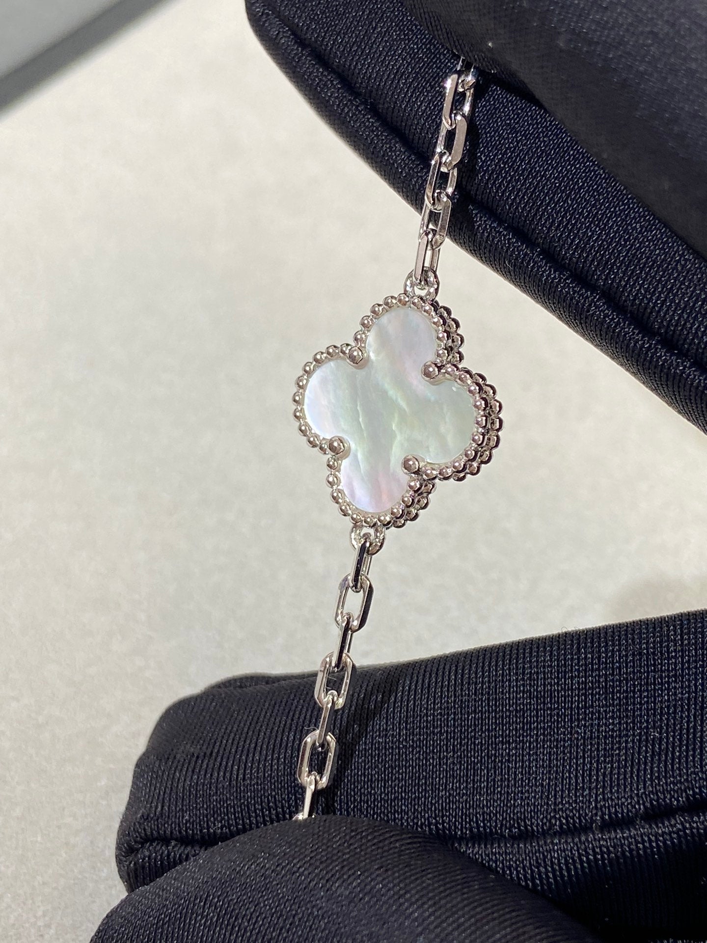 [Noble Aura jewelry]CLOVER WHITE PEARL MOP 5 MOTIF BRACELET COLLECTION