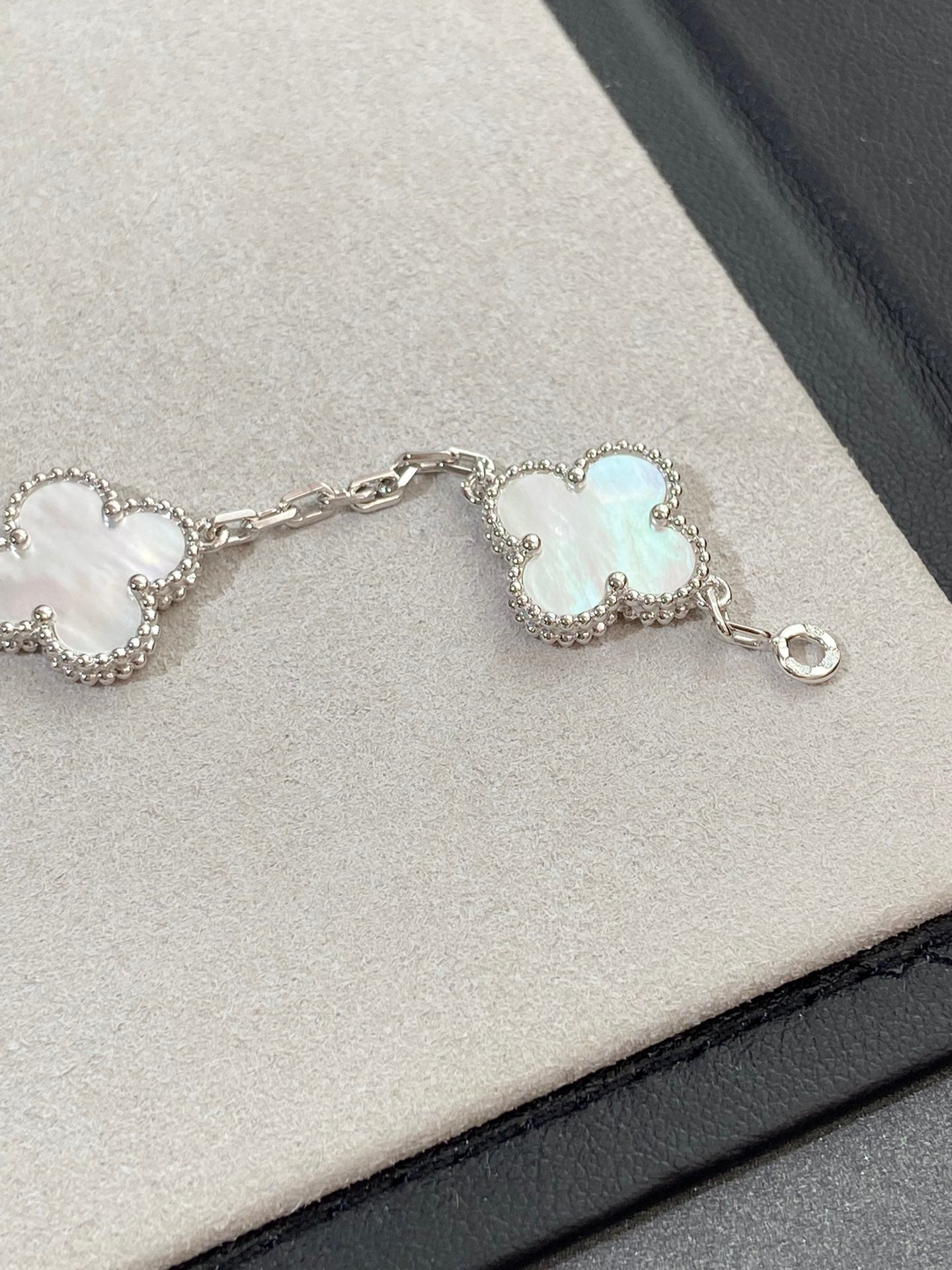 [Noble Aura jewelry]CLOVER WHITE PEARL MOP 5 MOTIF BRACELET COLLECTION