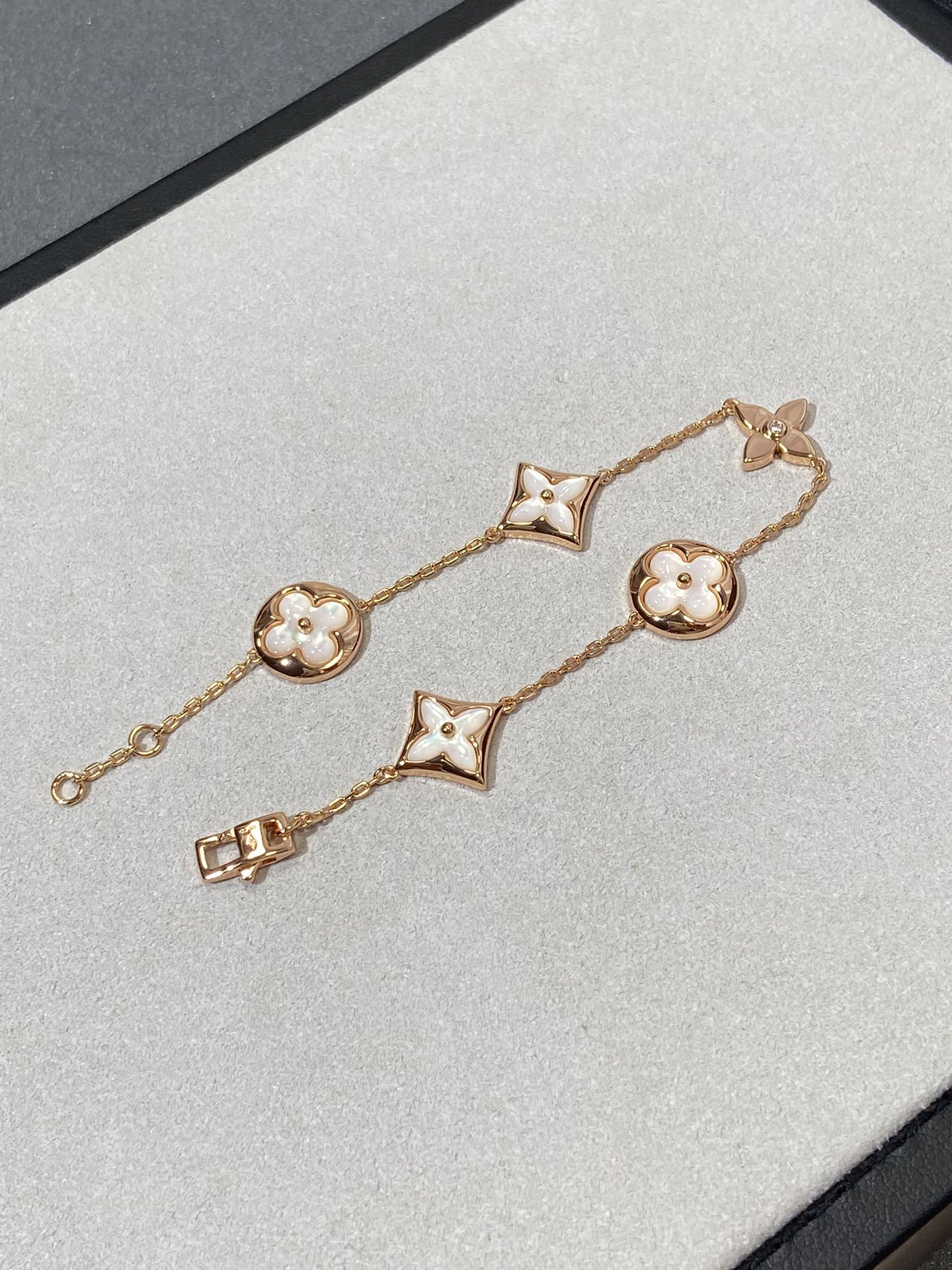 [Noble Aura jewelry]STAR AND SUN 5 MOTIF MOP PINK GOLD BRACELET