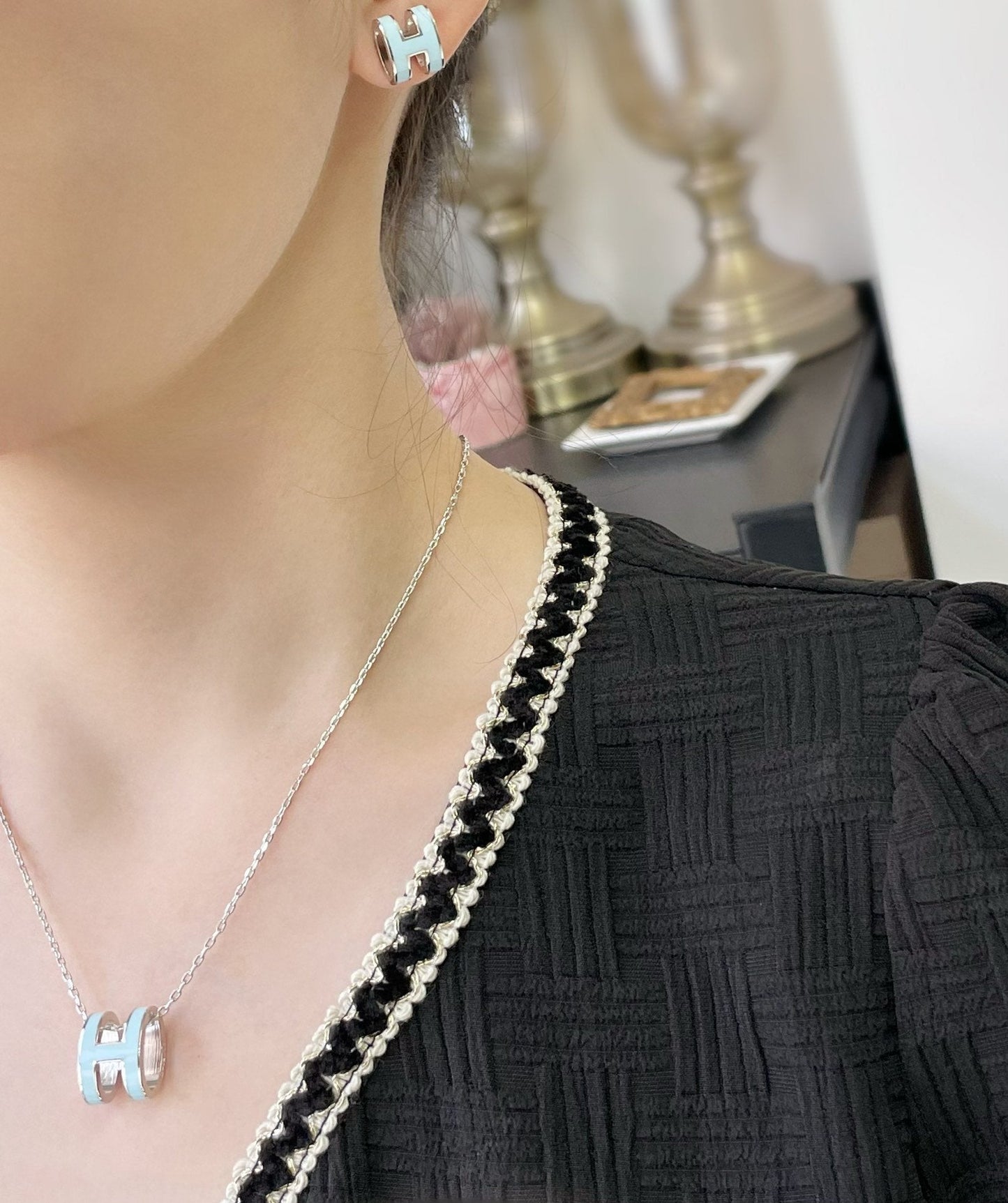 [Noble Aura jewelry]POP H SKY BLUE STUD EARRINGS