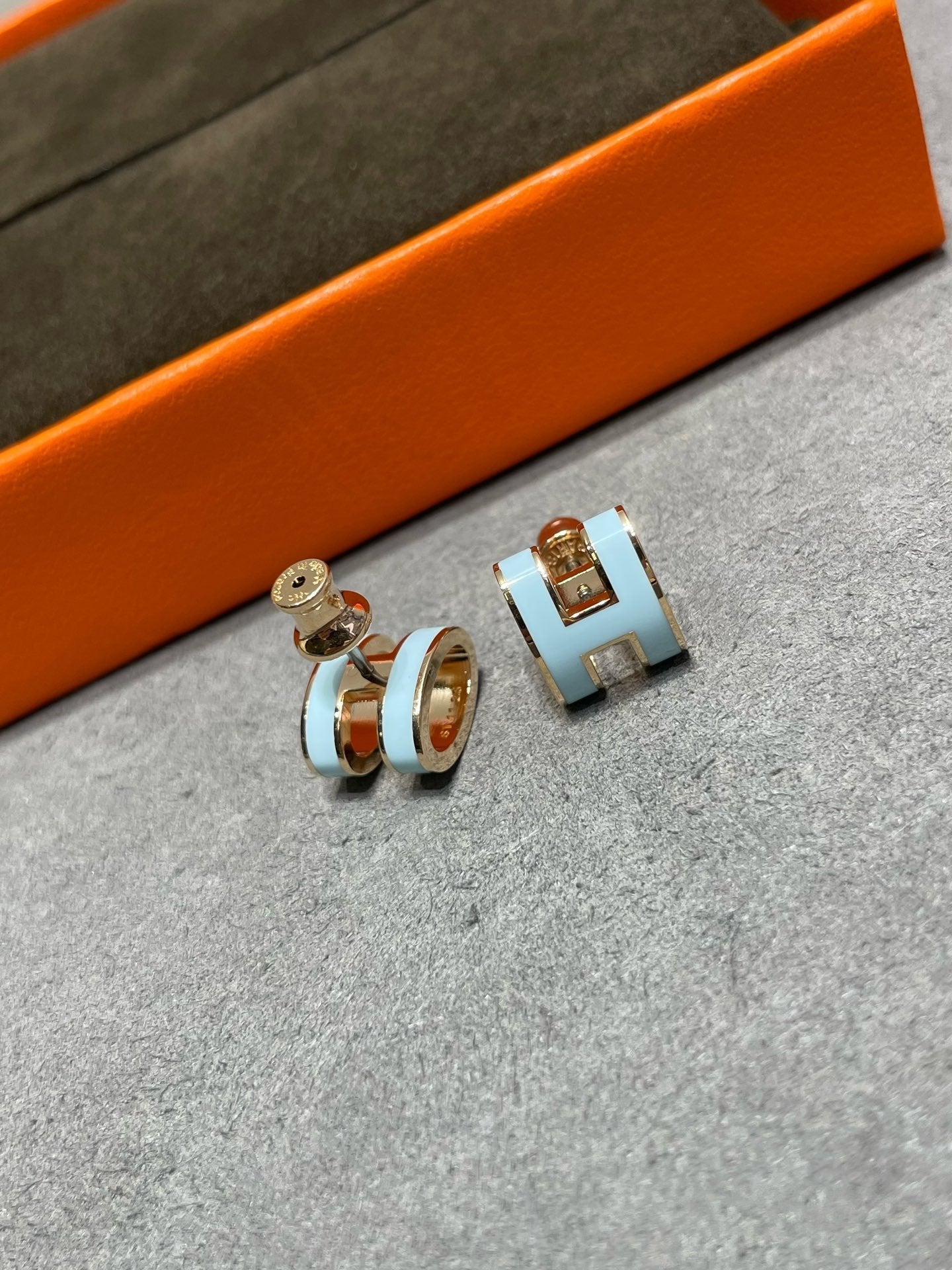 [Noble Aura jewelry]POP H SKY BLUE STUD EARRINGS
