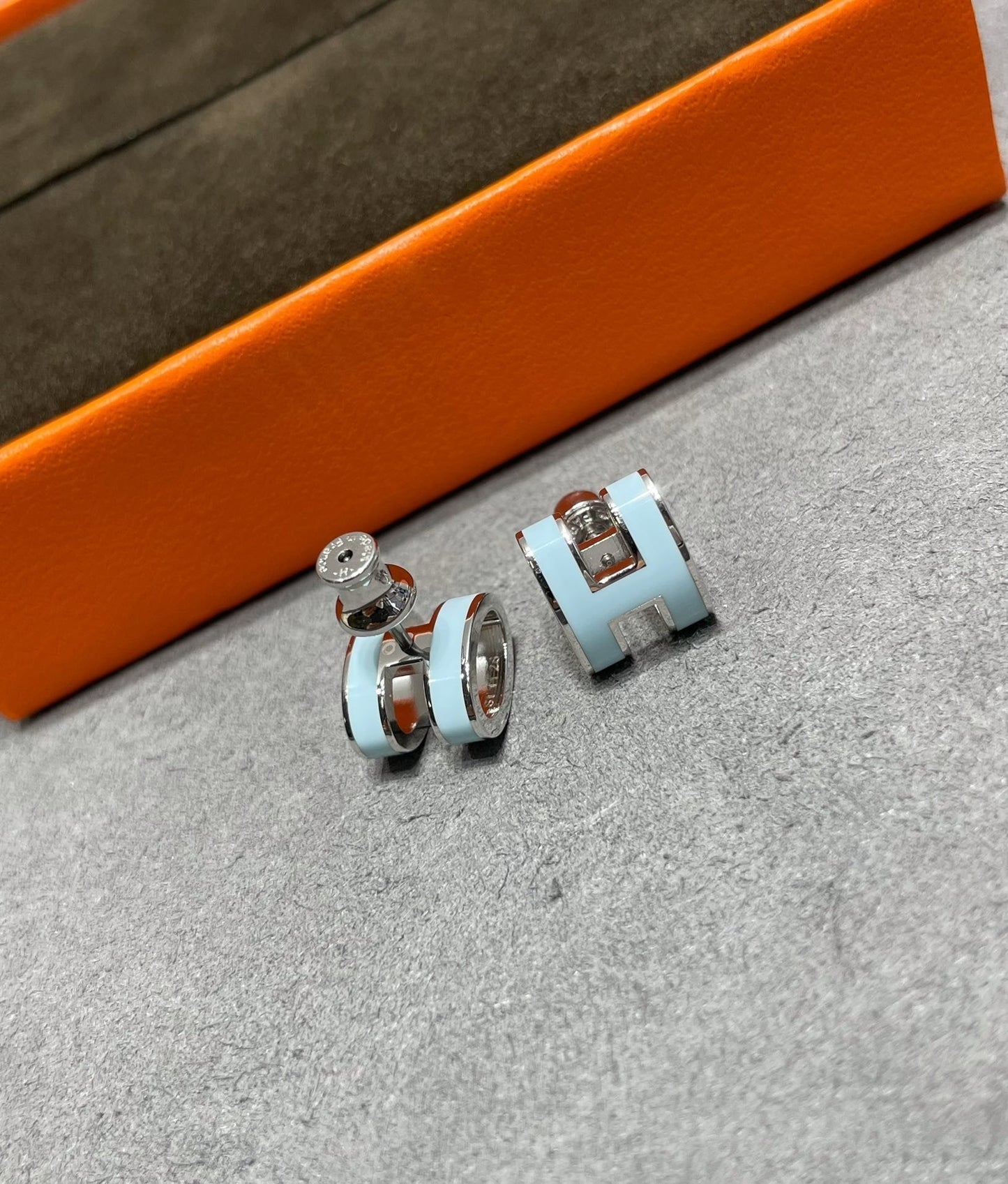 [Noble Aura jewelry]POP H SKY BLUE STUD EARRINGS
