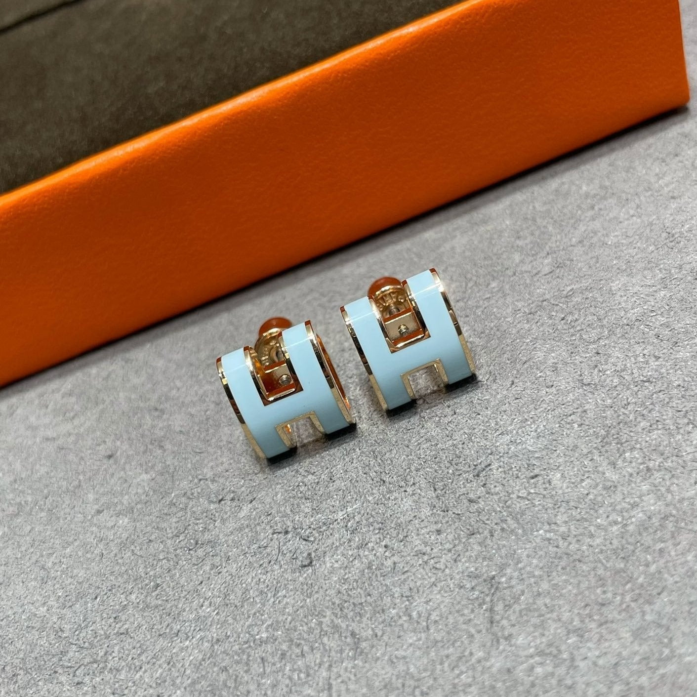 [Noble Aura jewelry]POP H SKY BLUE STUD EARRINGS