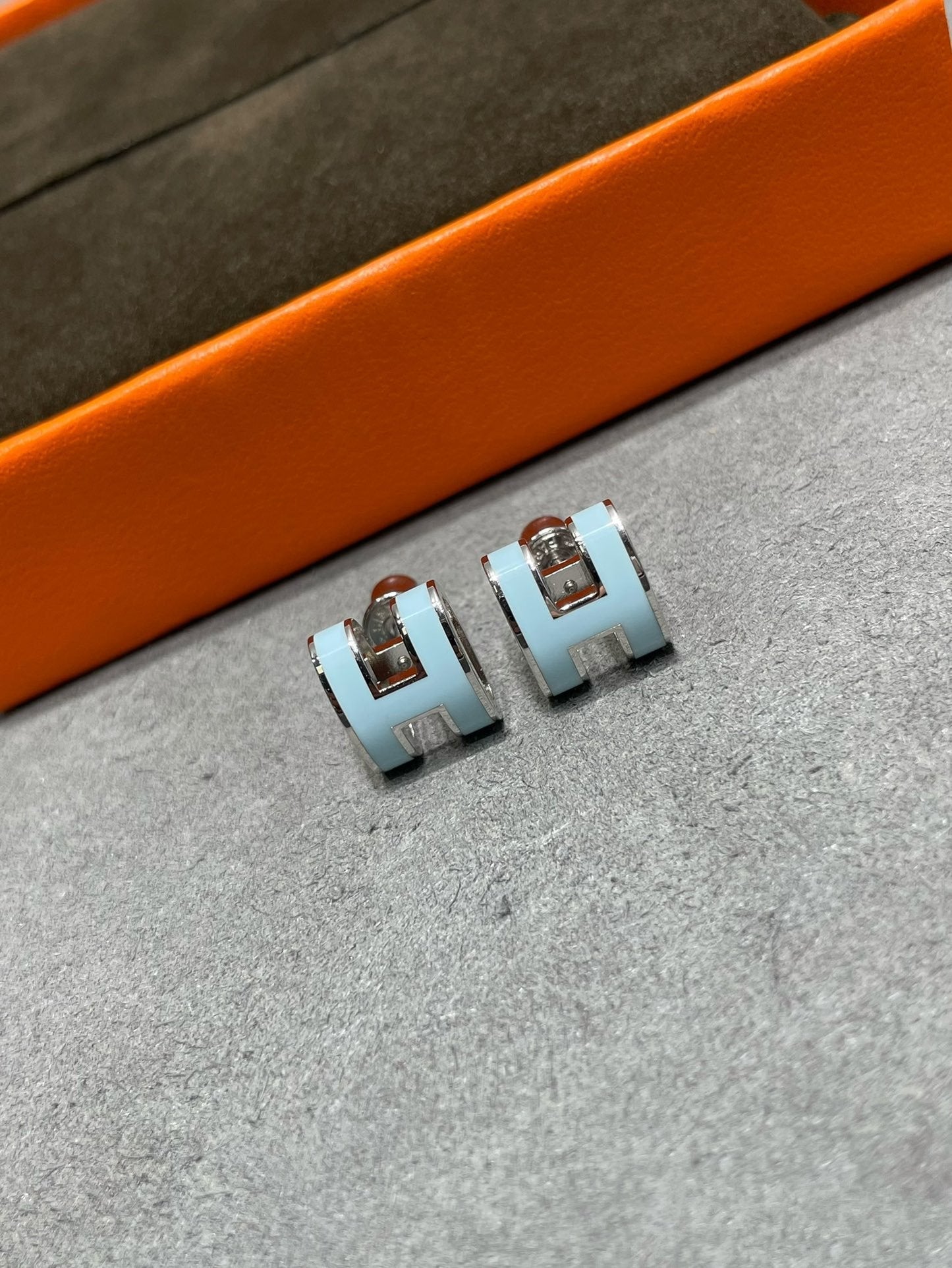 [Noble Aura jewelry]POP H SKY BLUE STUD EARRINGS