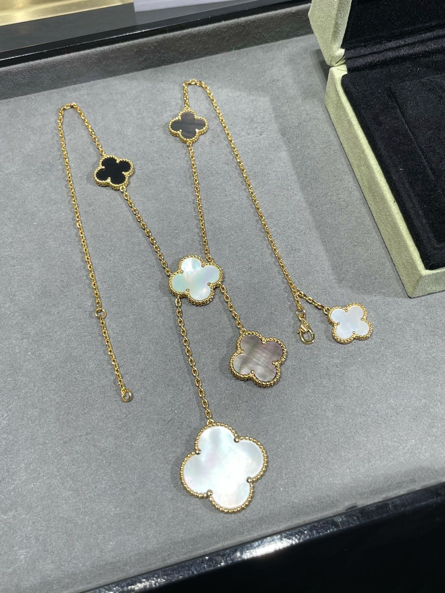[Noble Aura jewelry]CLOVER 6 MOTIF MOP ONYX GOLD NECKLACE