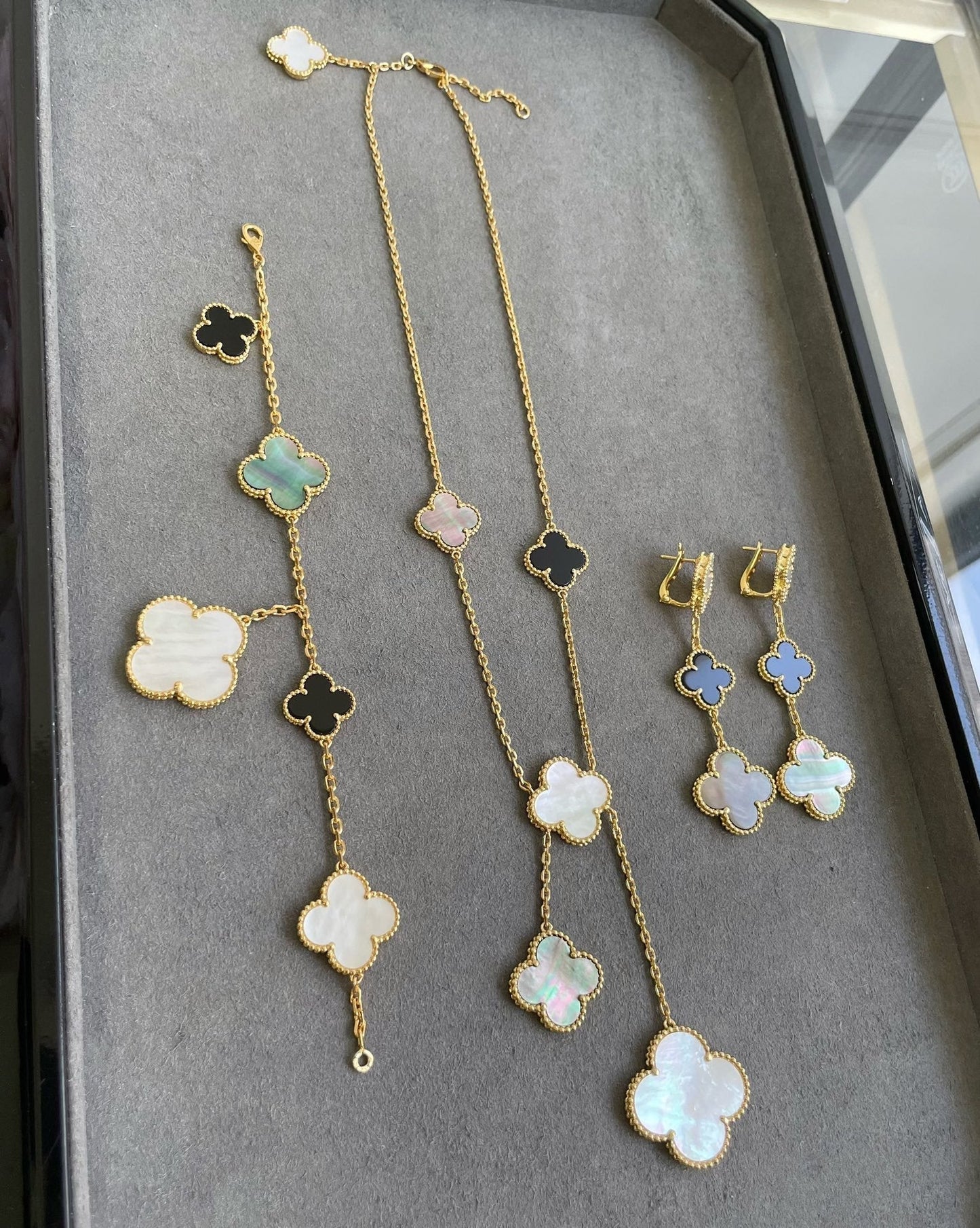 [Noble Aura jewelry]CLOVER 3 MOTIF MOP ONYX DARK MOP PINK GOLD EARRINGS