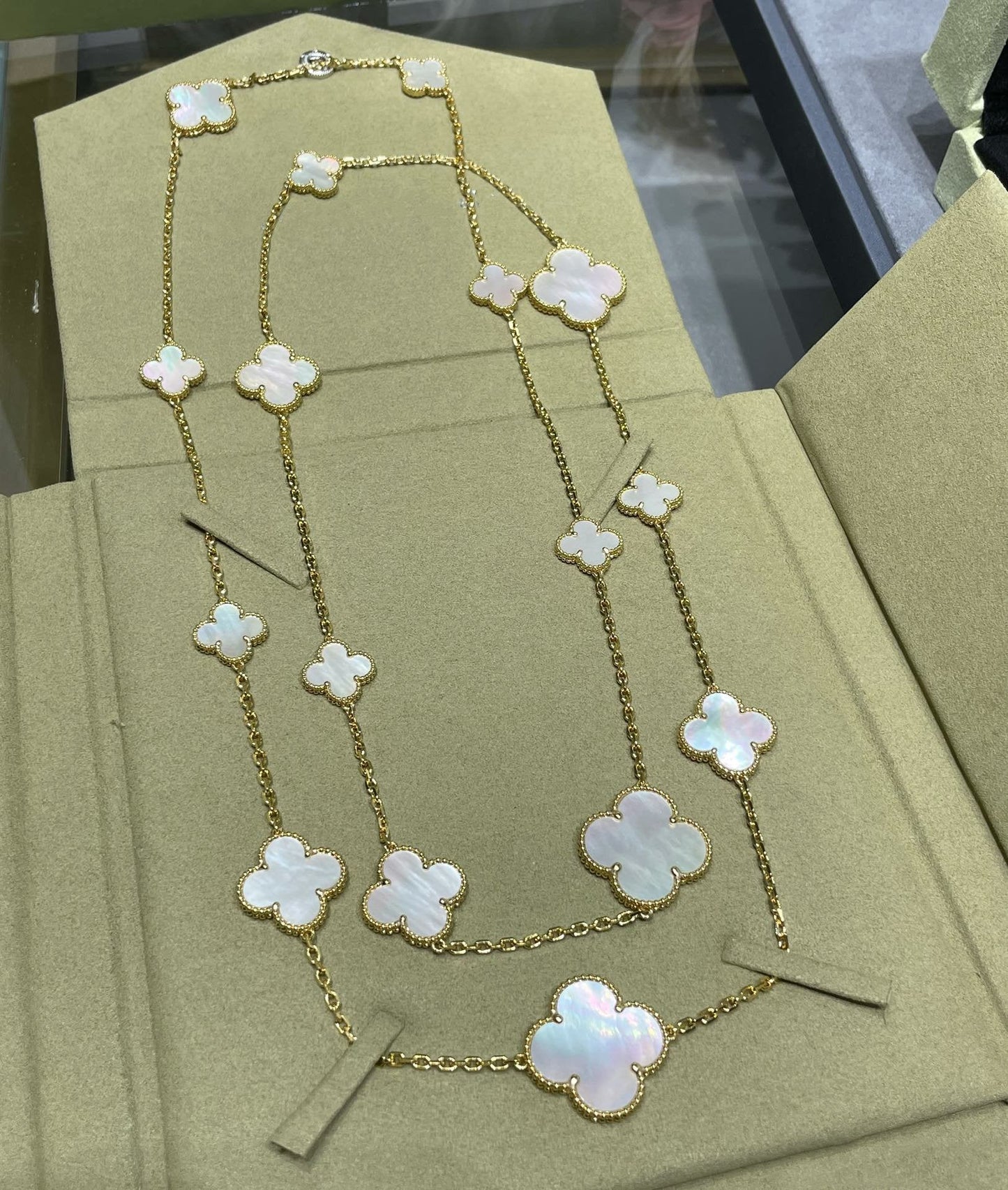 [Noble Aura jewelry]CLOVER 16 MOTIF WHITE MOP GOLD NECKLACE