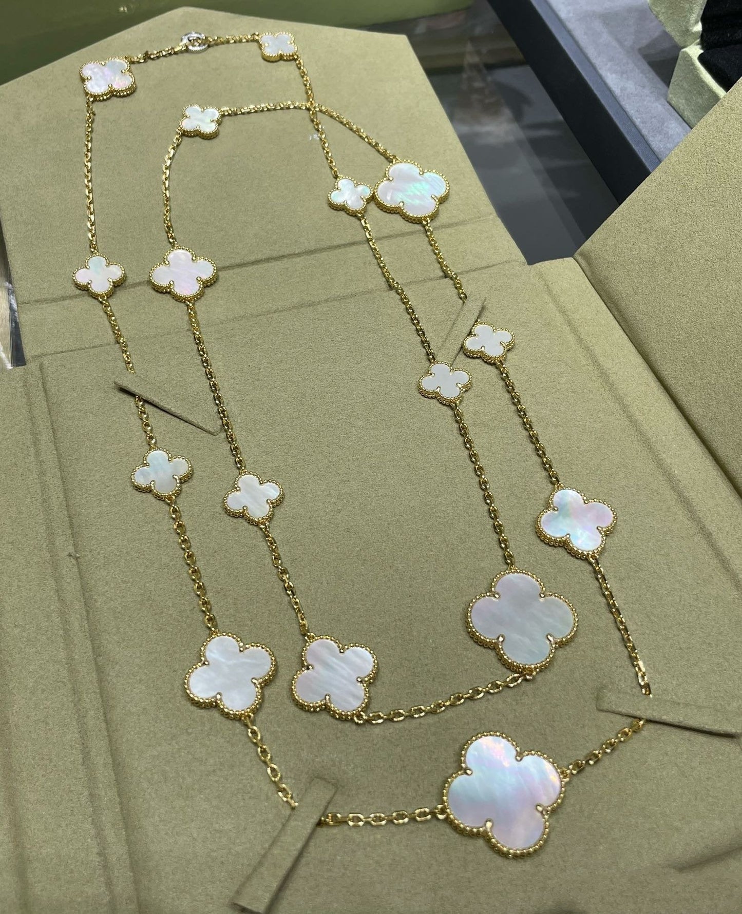 [Noble Aura jewelry]CLOVER 16 MOTIF WHITE MOP GOLD NECKLACE