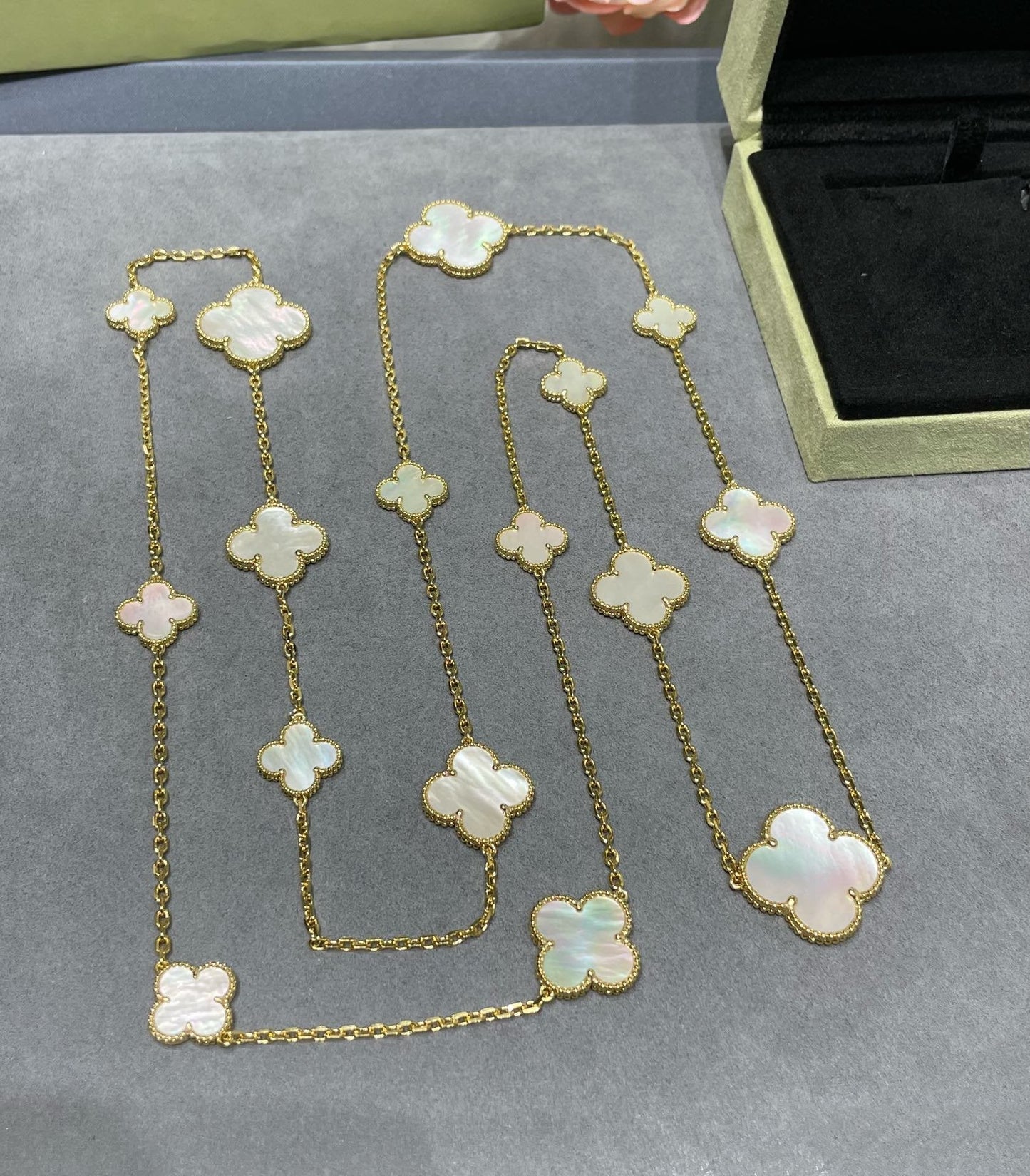 [Noble Aura jewelry]CLOVER 16 MOTIF WHITE MOP GOLD NECKLACE
