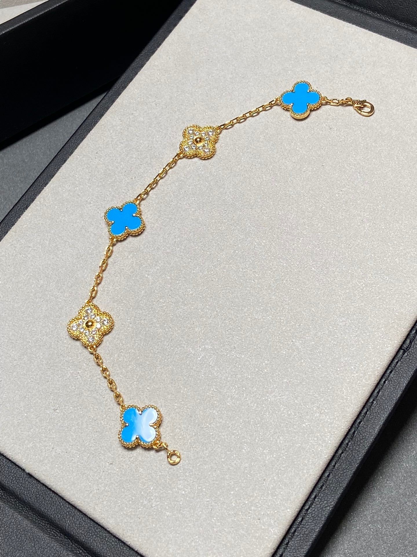 [Noble Aura jewelry]CLOVER 5 MOTIF BLUE CHALCEDONY DIAMOND GOLD BRACELET