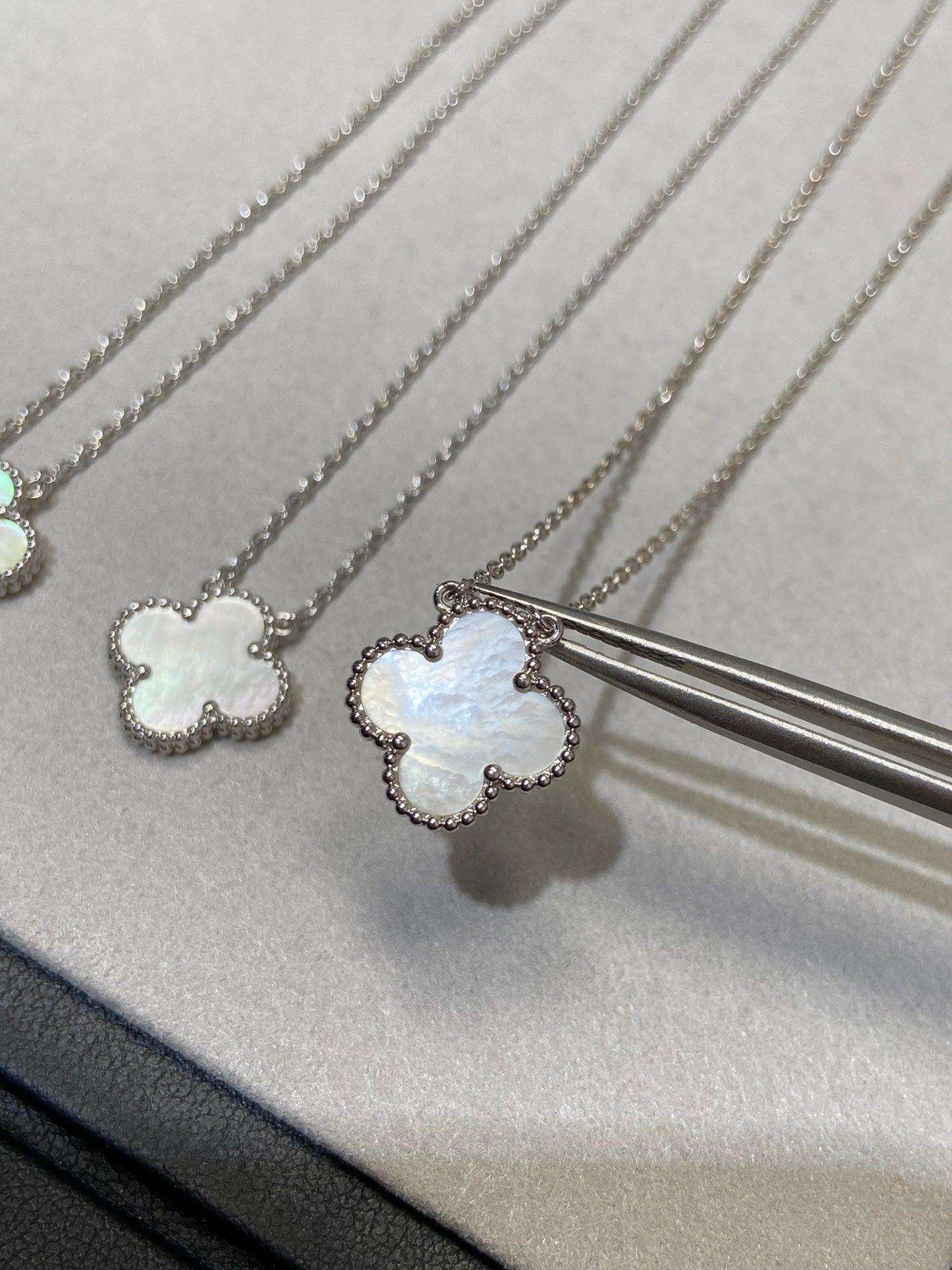 [Noble Aura jewelry]CLOVER MEDIUM SILVER WHITE MOP NECKLACE
