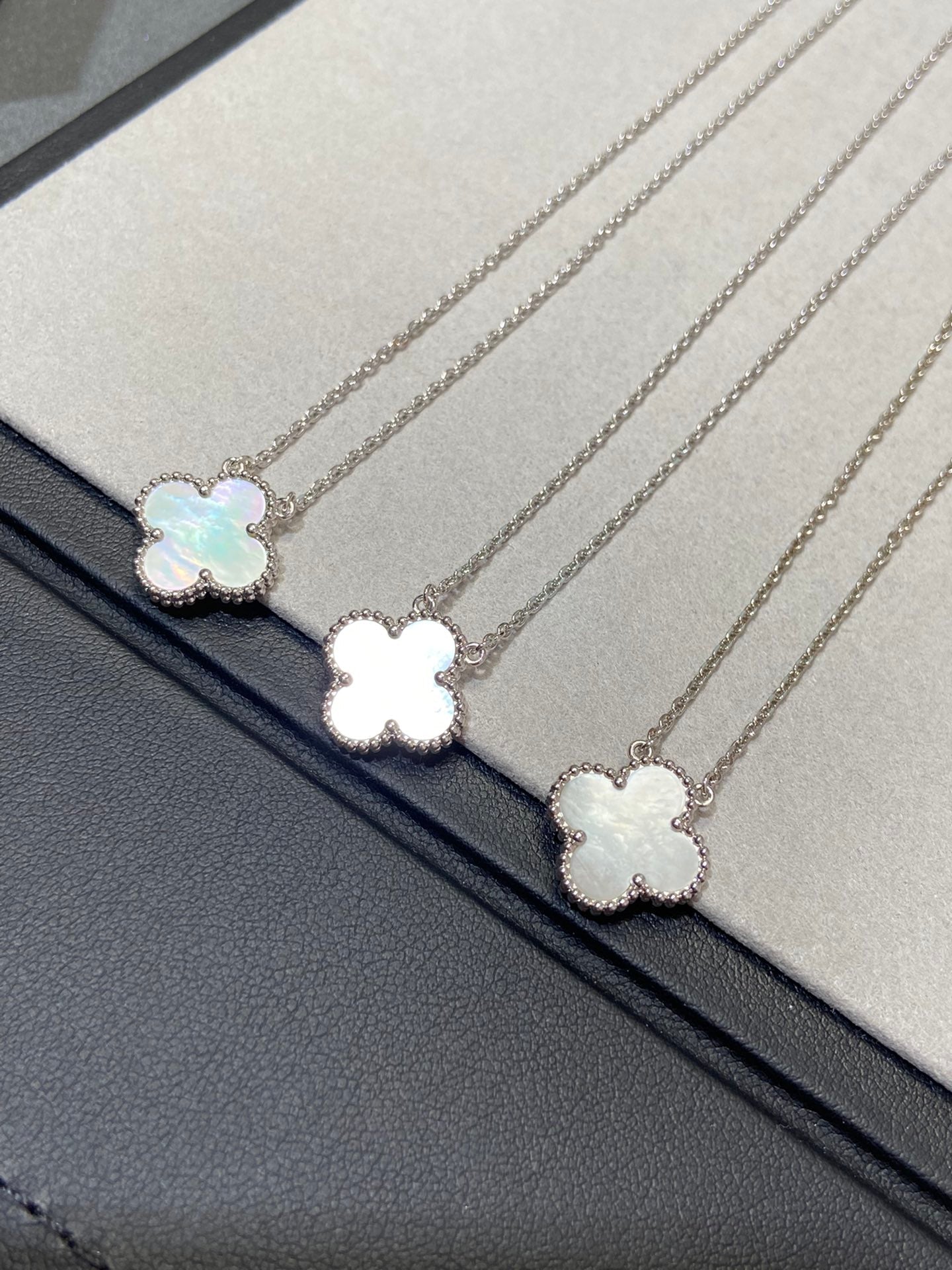 [Noble Aura jewelry]CLOVER MEDIUM SILVER WHITE MOP NECKLACE