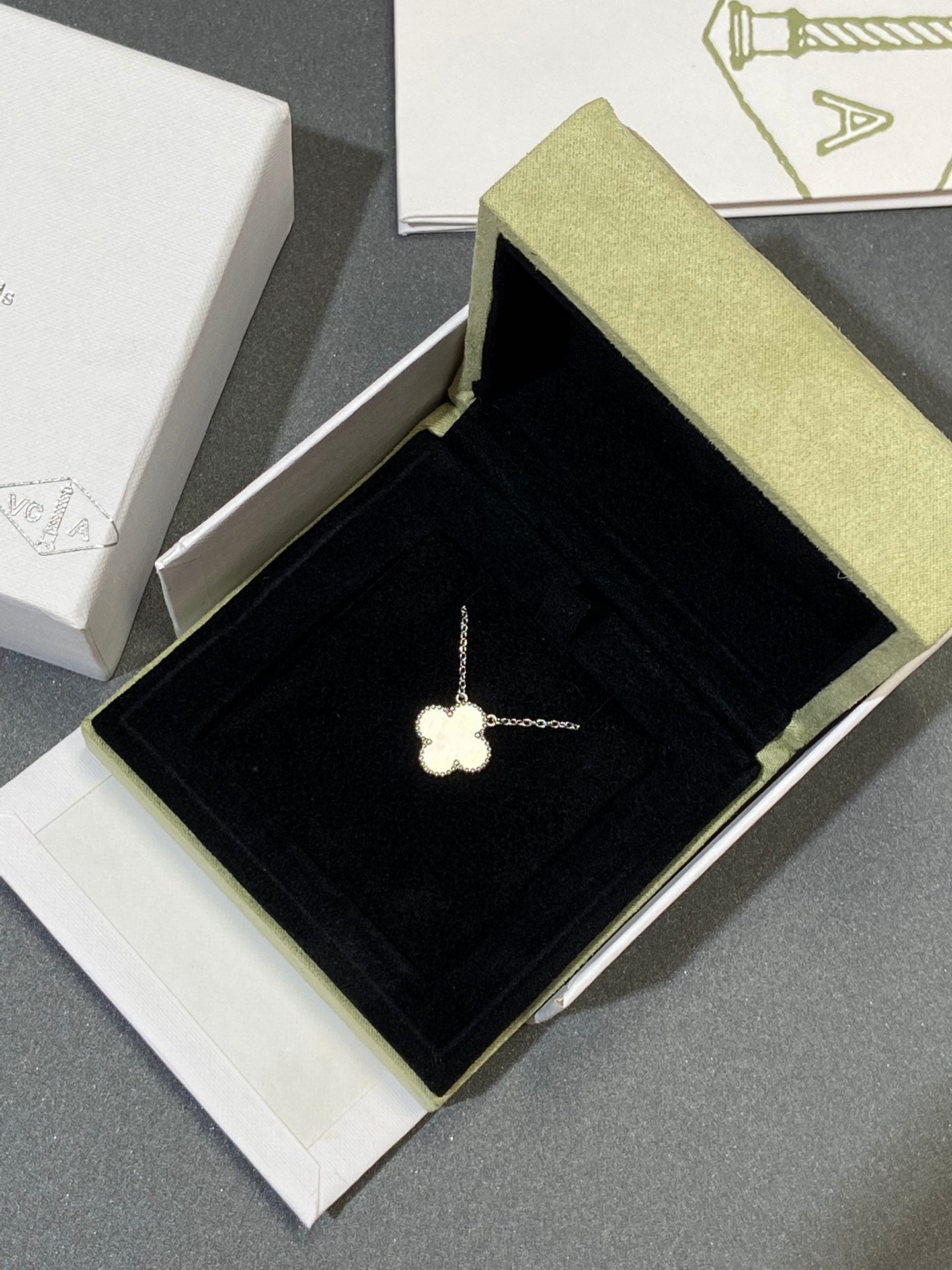 [Noble Aura jewelry]CLOVER MEDIUM SILVER WHITE MOP NECKLACE