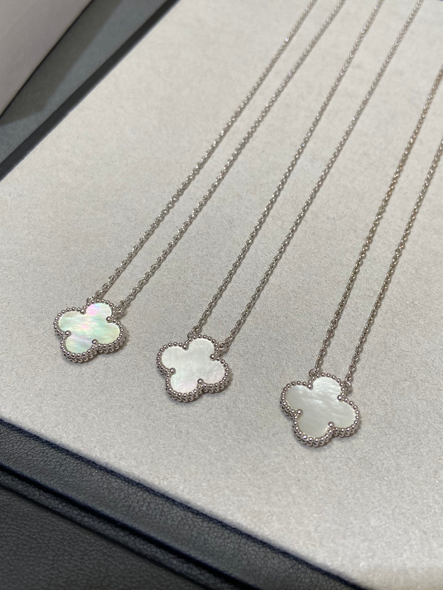 [Noble Aura jewelry]CLOVER MEDIUM SILVER WHITE MOP NECKLACE