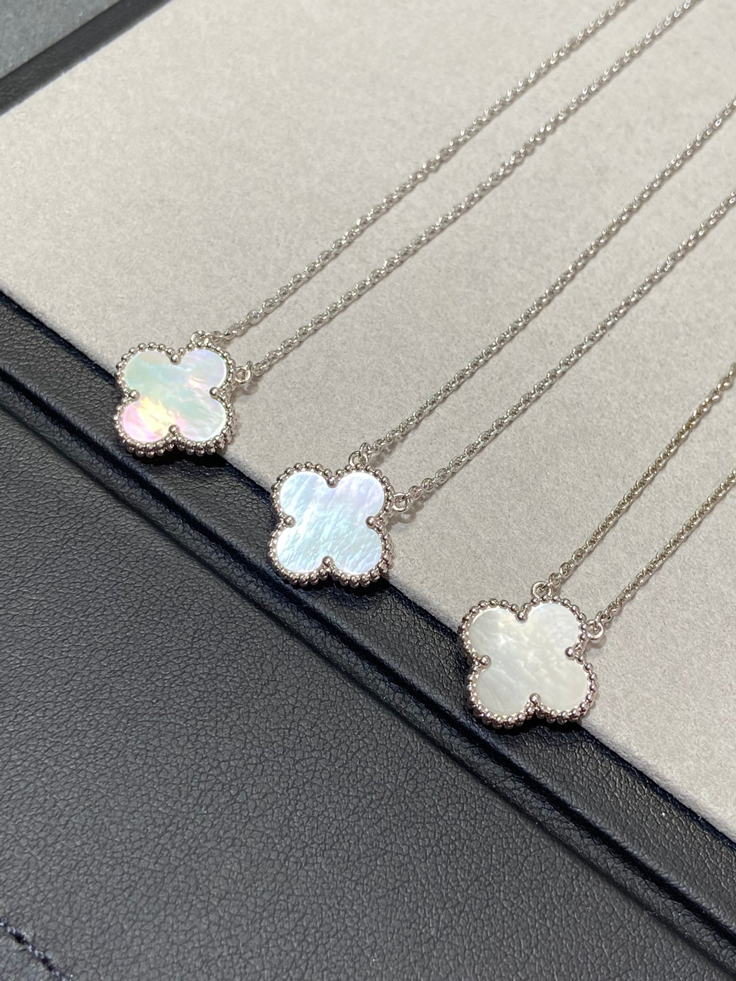 [Noble Aura jewelry]CLOVER MEDIUM SILVER WHITE MOP NECKLACE