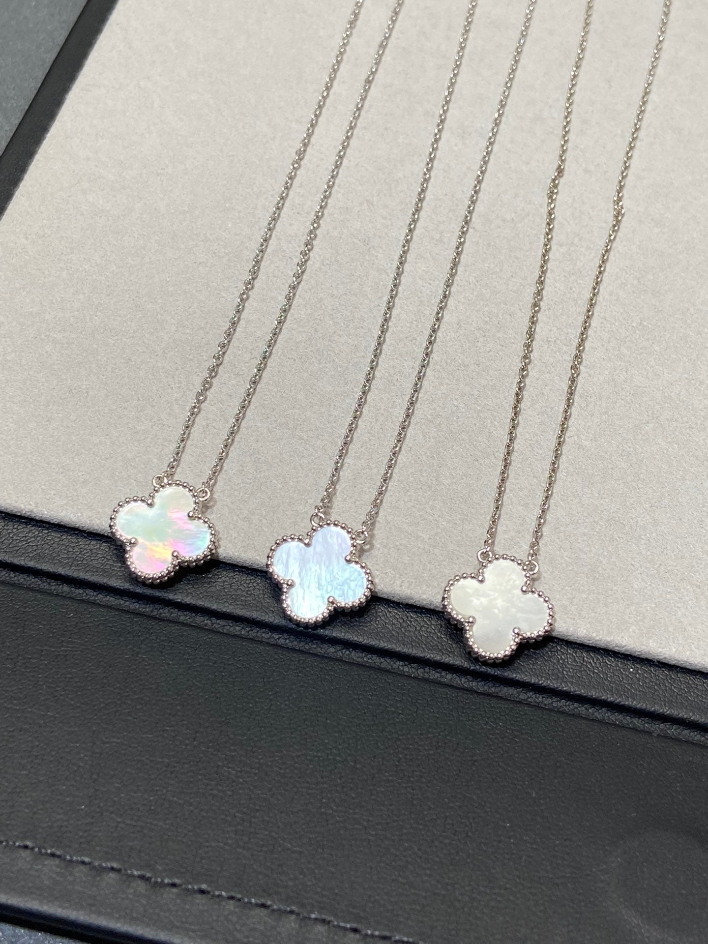 [Noble Aura jewelry]CLOVER MEDIUM SILVER WHITE MOP NECKLACE