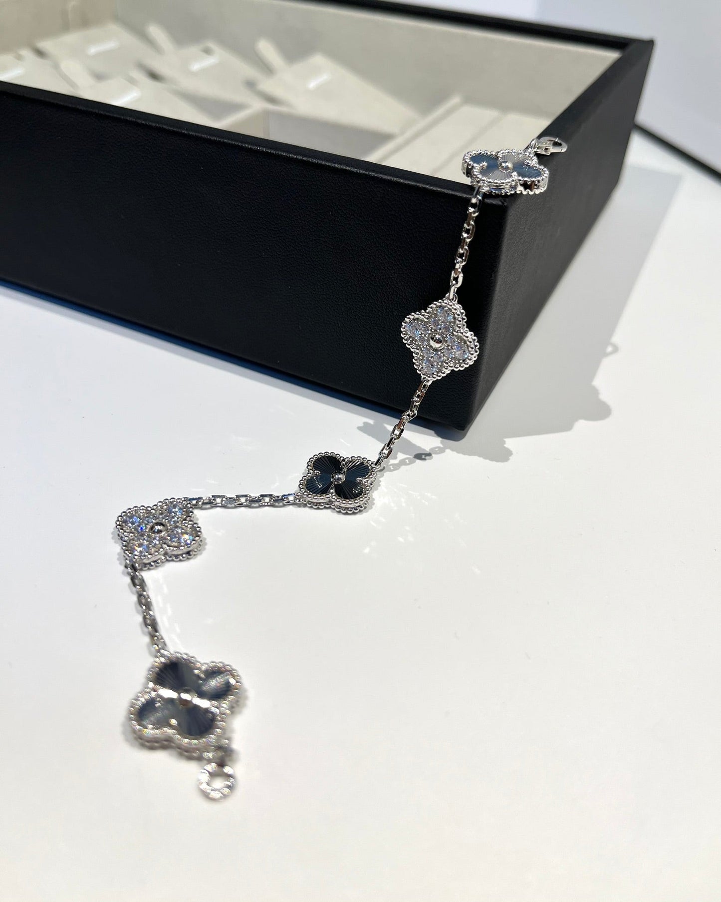 [Noble Aura jewelry] CLOVER 5 MOTIF LASER BRACELET COLLECTION