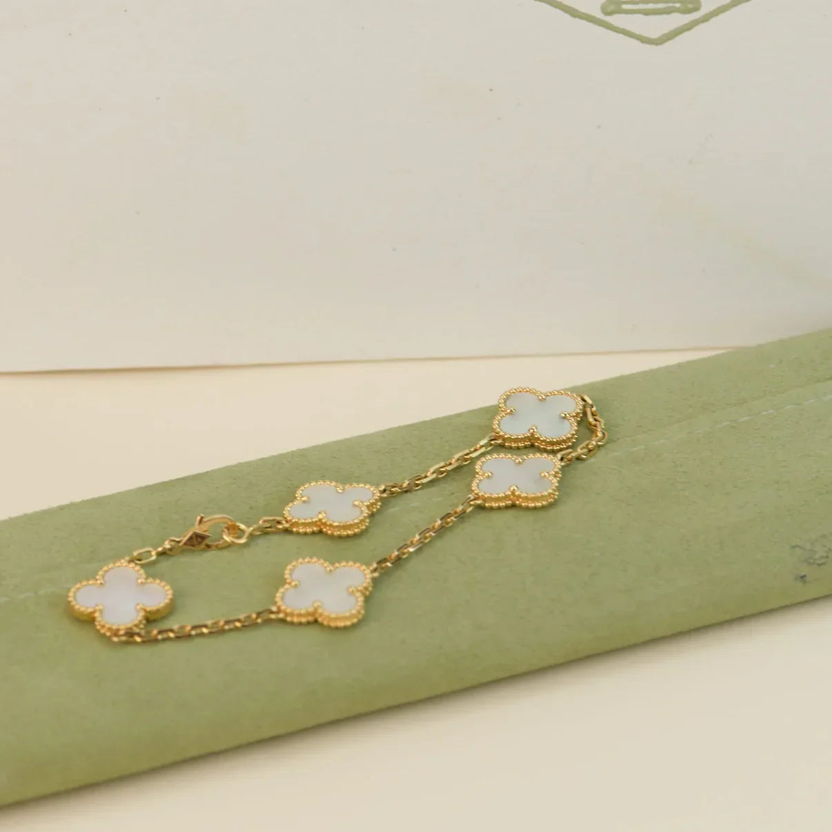 [Noble Aura jewelry]CLOVER WHITE PEARL MOP 5 MOTIF BRACELET COLLECTION
