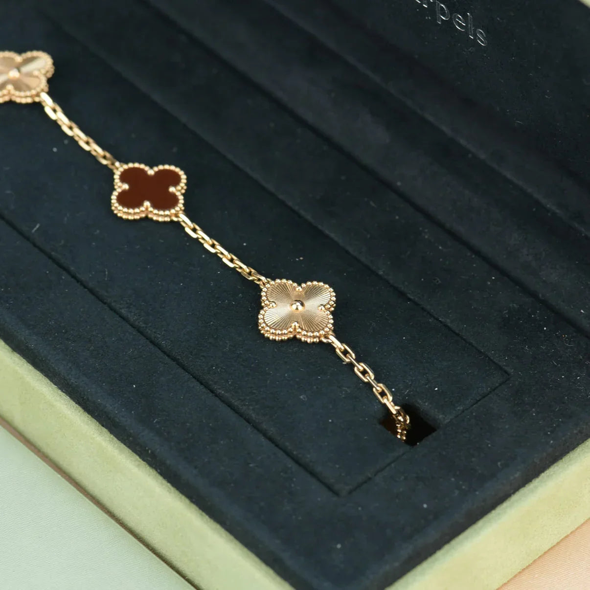 [Noble Aura jewelry] CLOVER 5 MOTIF RED CORNELIAN BRACELET COLLECTION