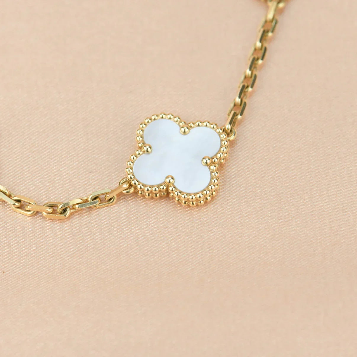 [Noble Aura jewelry]CLOVER WHITE PEARL MOP 5 MOTIF BRACELET COLLECTION