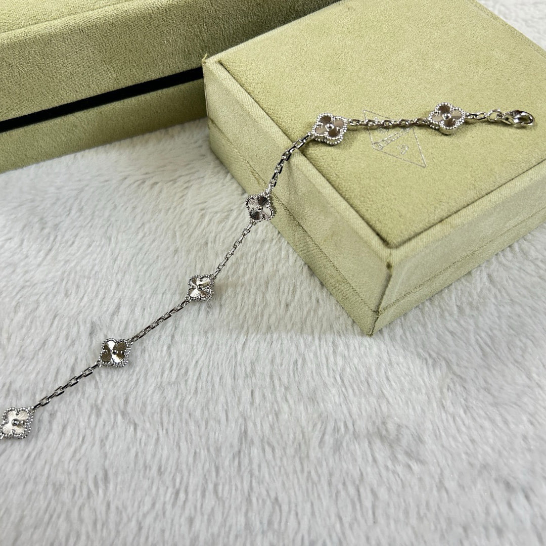 [Noble Aura jewelry]CLOVER 6 MOTIF DIAMOND BRACELET