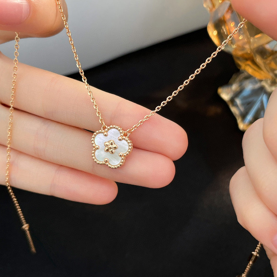 [Noble Aura jewelry]LUCKY  WHITE MOP  PLUM BLOSSOM NECKLACE