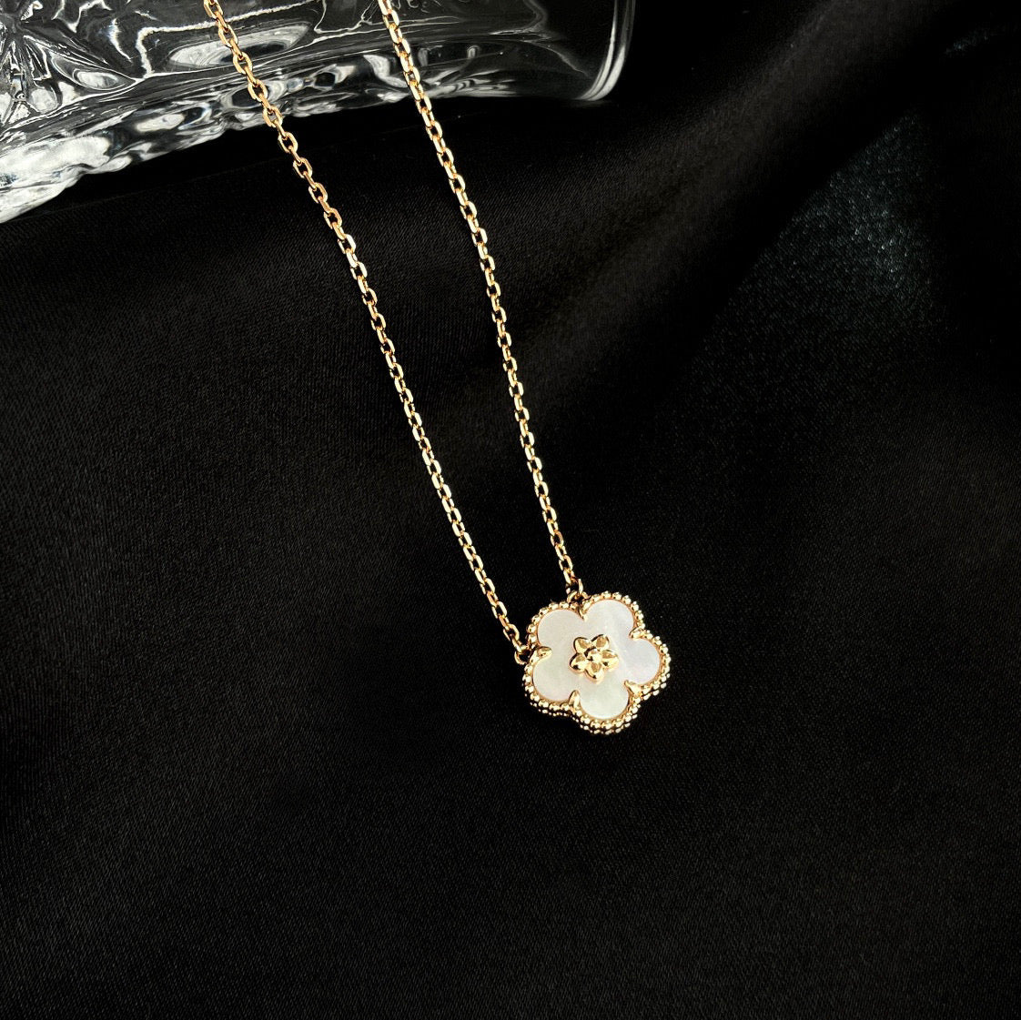 [Noble Aura jewelry]LUCKY  WHITE MOP  PLUM BLOSSOM NECKLACE
