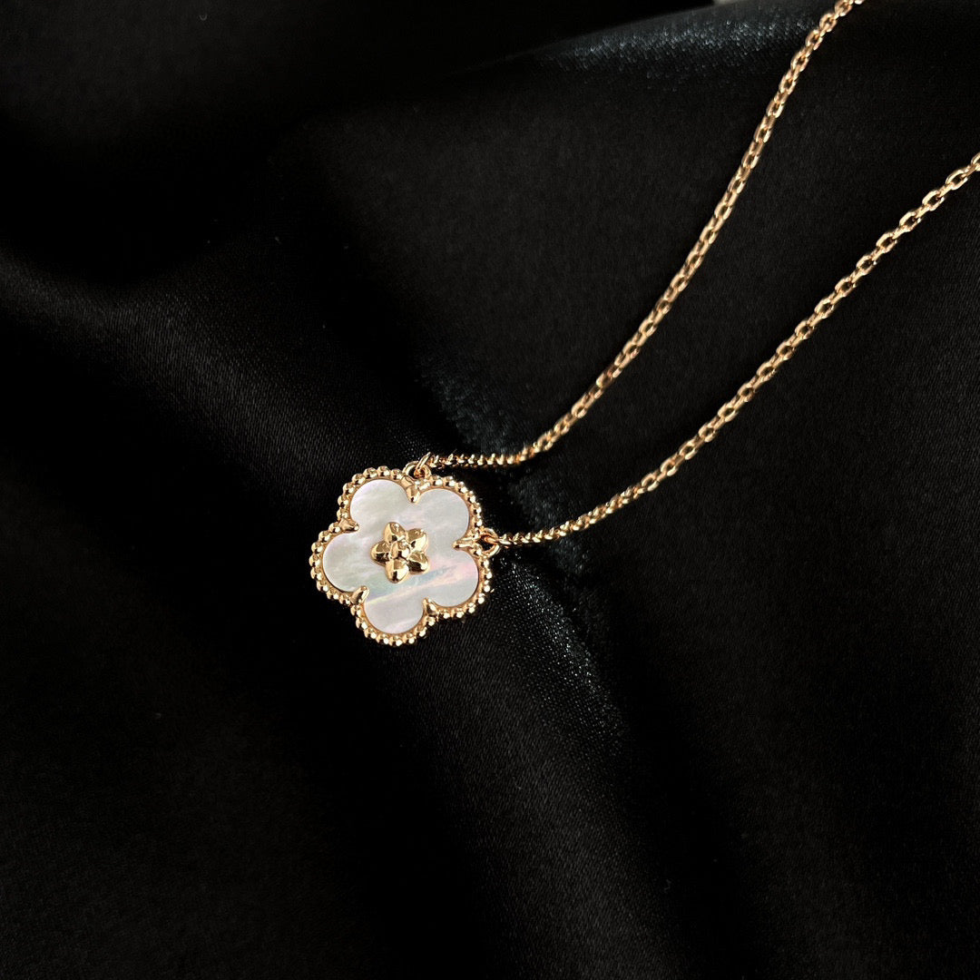[Noble Aura jewelry]LUCKY  WHITE MOP  PLUM BLOSSOM NECKLACE