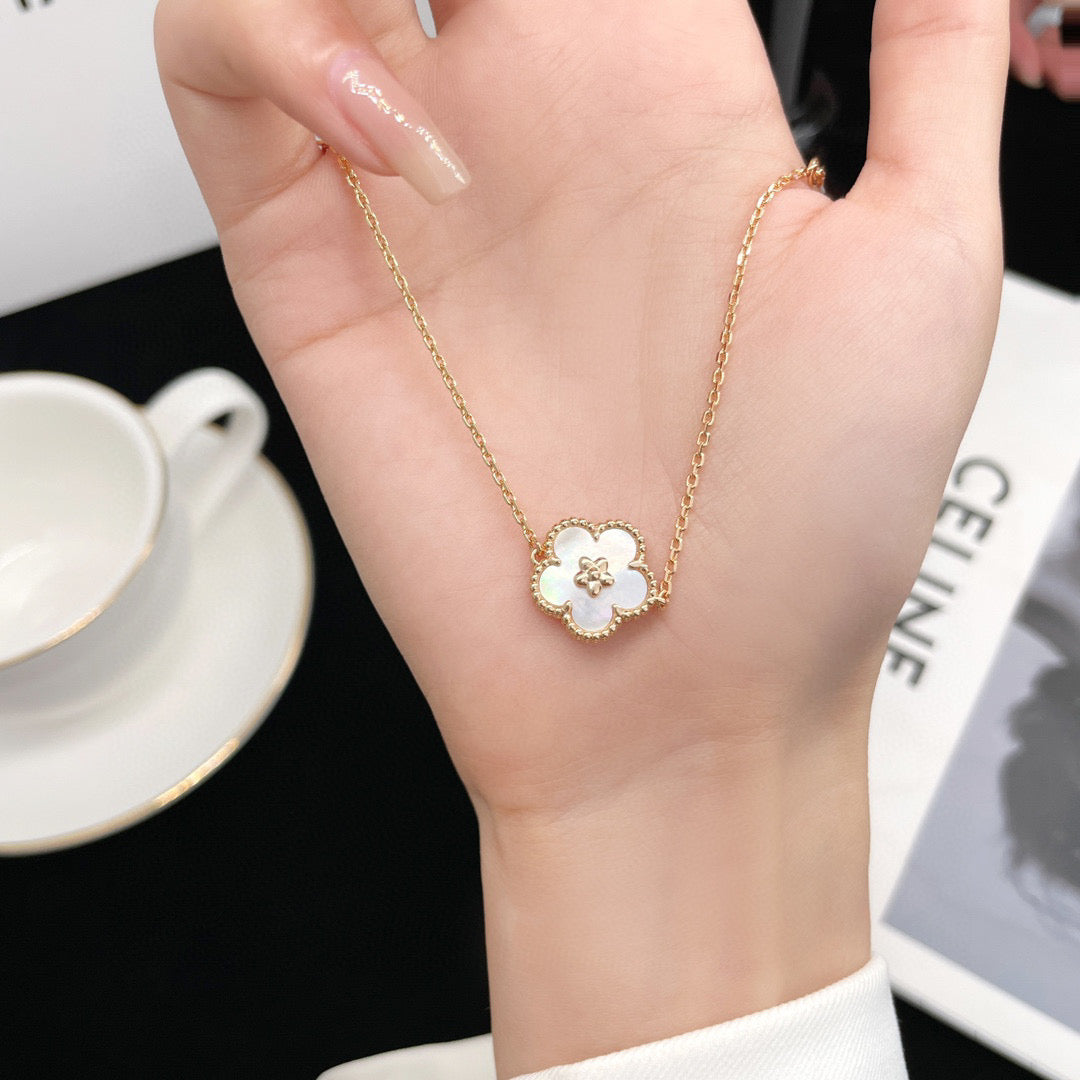 [Noble Aura jewelry]LUCKY WHITE MOP PLUM BLOSSOM  BRACELET
