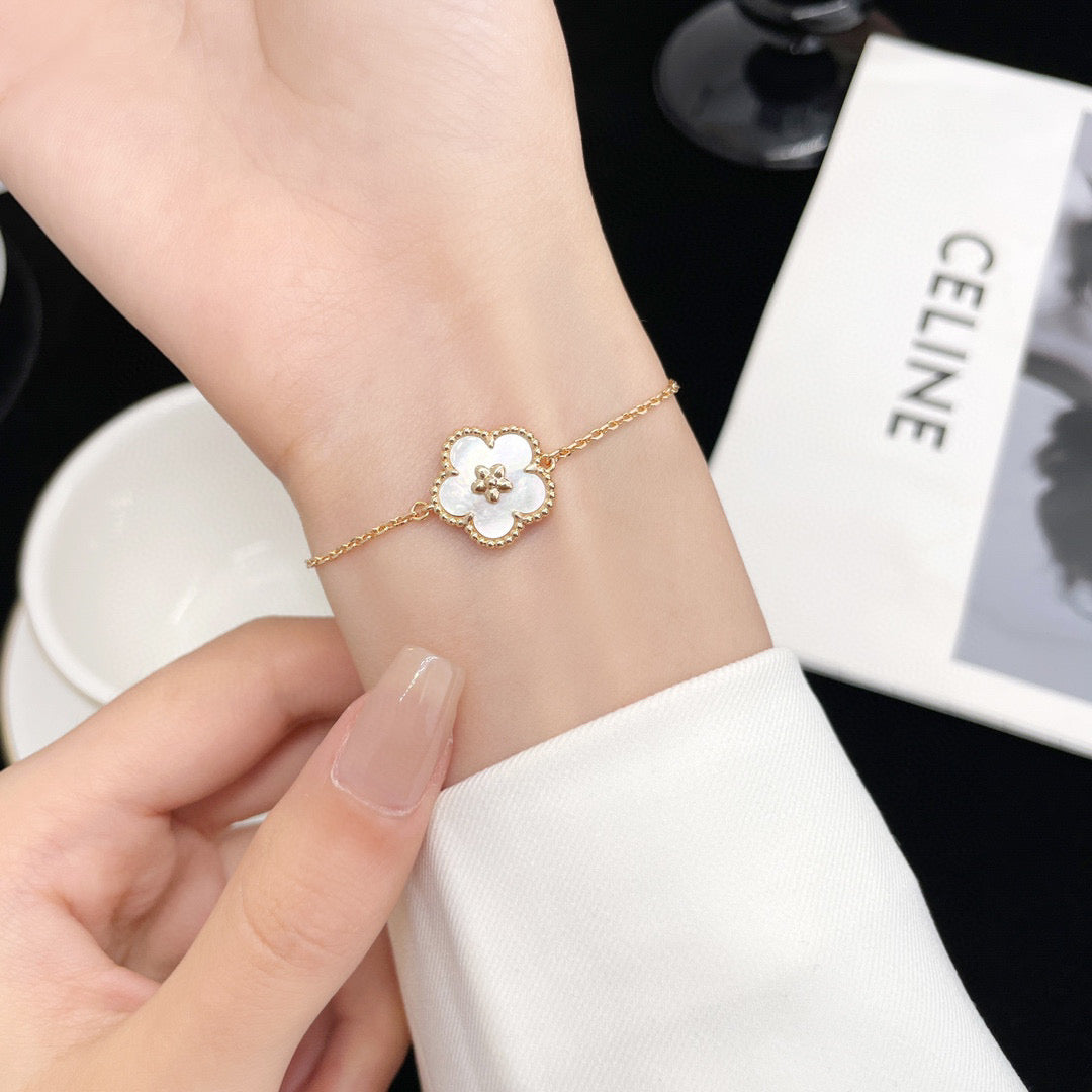 [Noble Aura jewelry]LUCKY WHITE MOP PLUM BLOSSOM  BRACELET