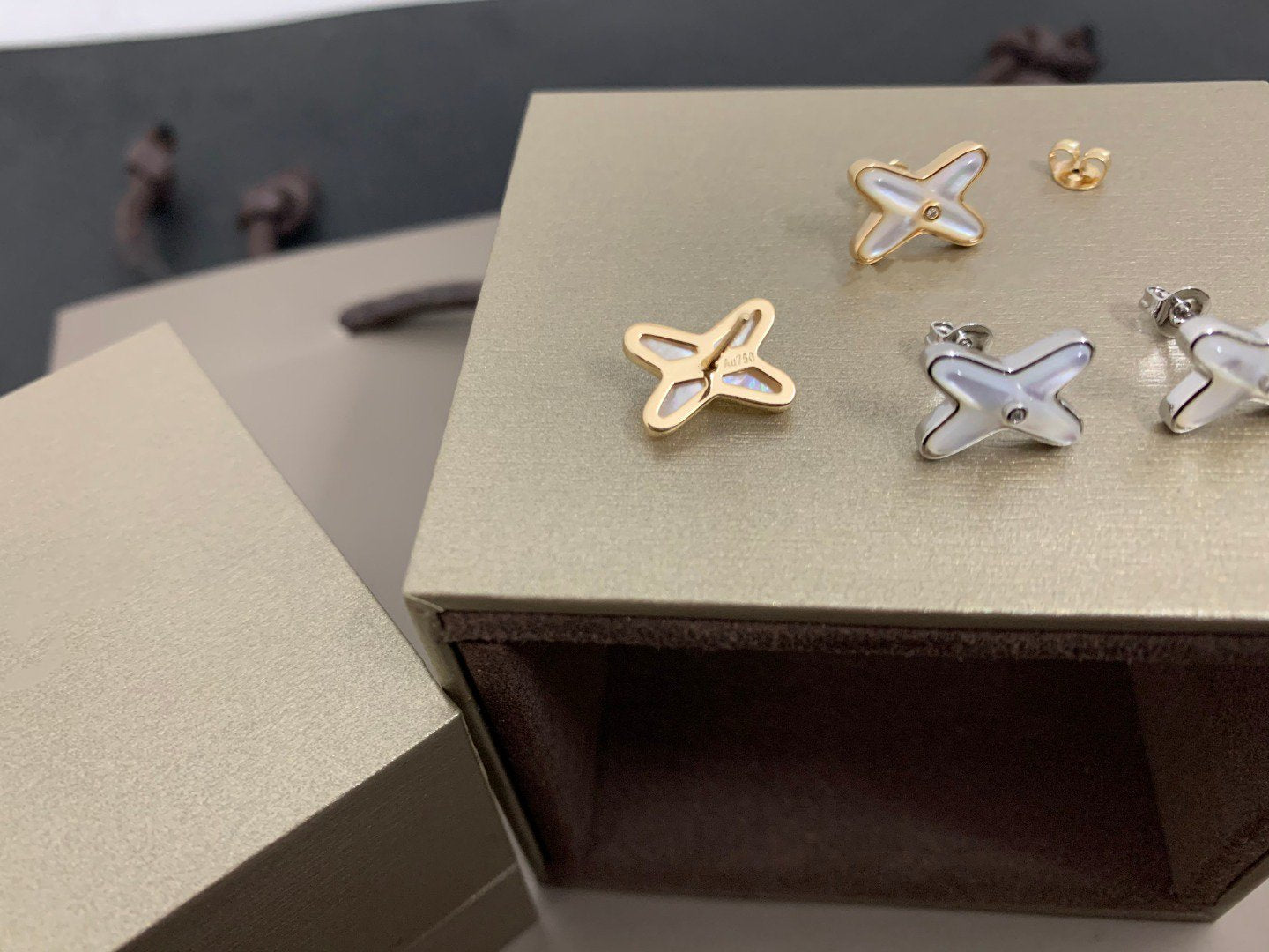 [Noble Aura jewelry]JEUX DE WHITE MOP SILVER DIAMOND EARRINGS