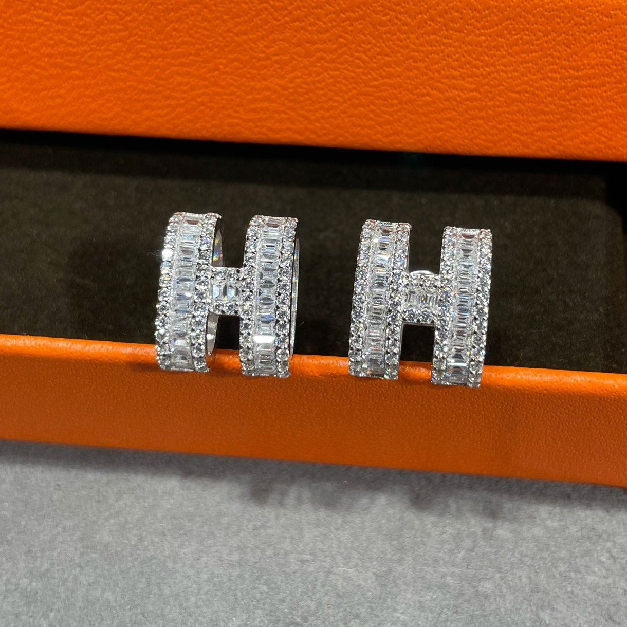 [Noble Aura jewelry]H STUD EARRINGS WITH SILVER DIAMONDS