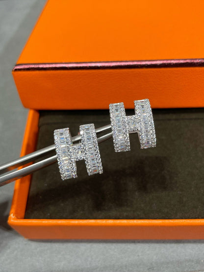 [Noble Aura jewelry]H STUD EARRINGS WITH SILVER DIAMONDS