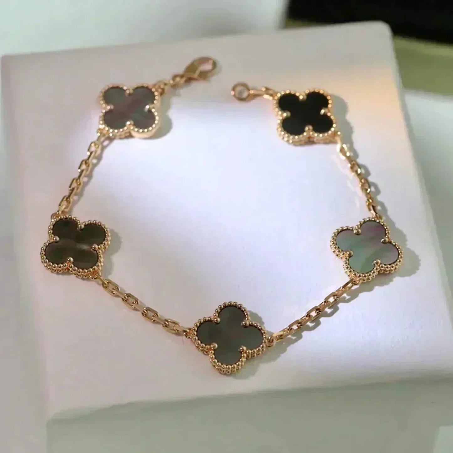 [Noble Aura jewelry] CLOVER 5 MOTIF GRAY MOP BRACELET COLLECTION