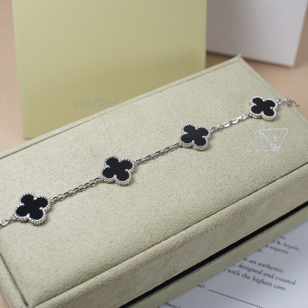 [Noble Aura jewelry] CLOVER 5 MOTIF ONYXS BRACELET COLLECTION