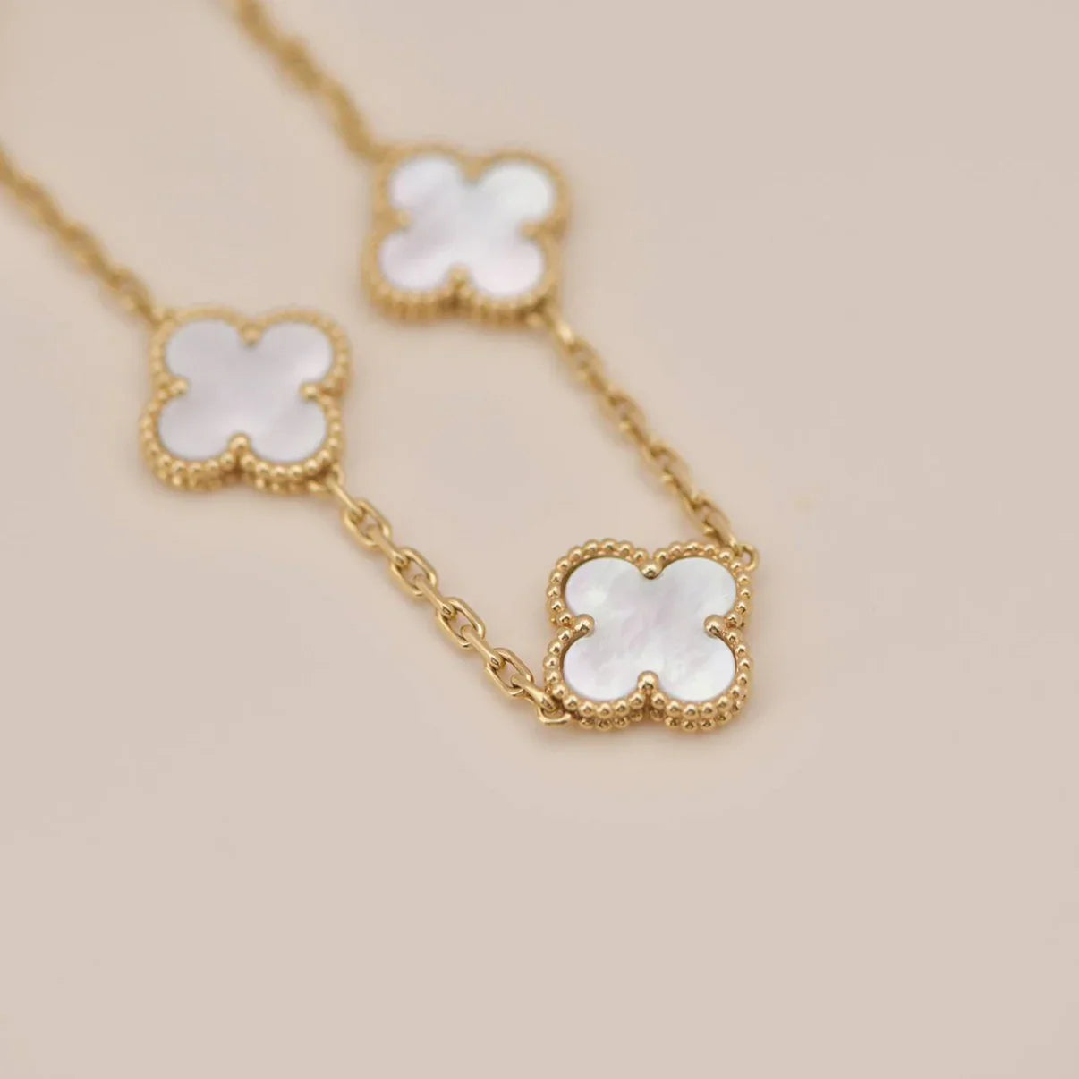 [Noble Aura jewelry]CLOVER WHITE PEARL MOP 5 MOTIF BRACELET COLLECTION