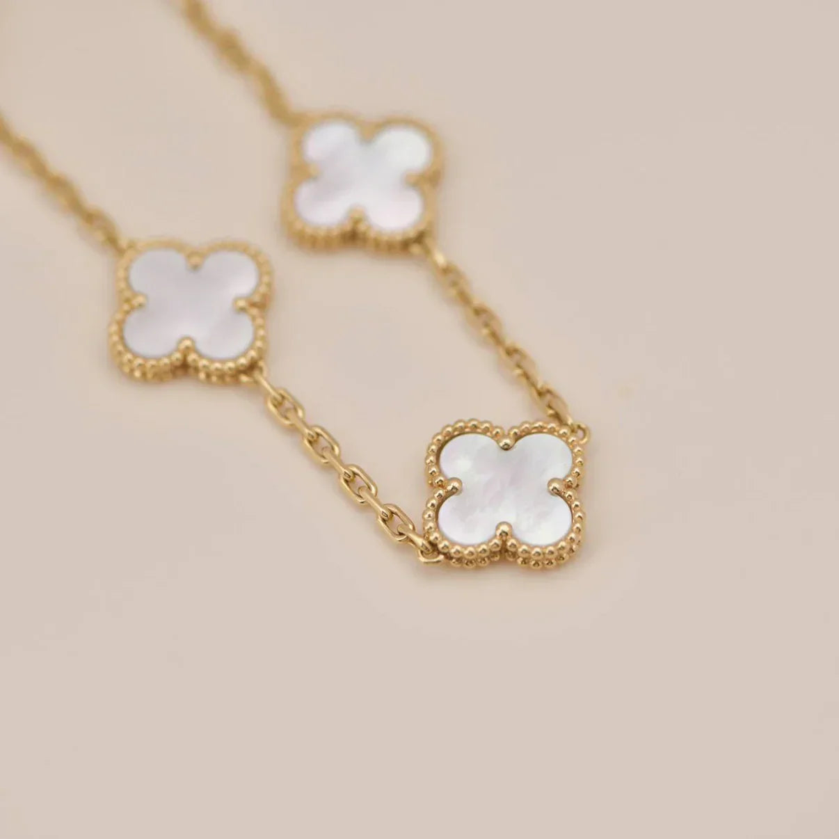 [Noble Aura jewelry]CLOVER WHITE PEARL MOP 5 MOTIF BRACELET COLLECTION