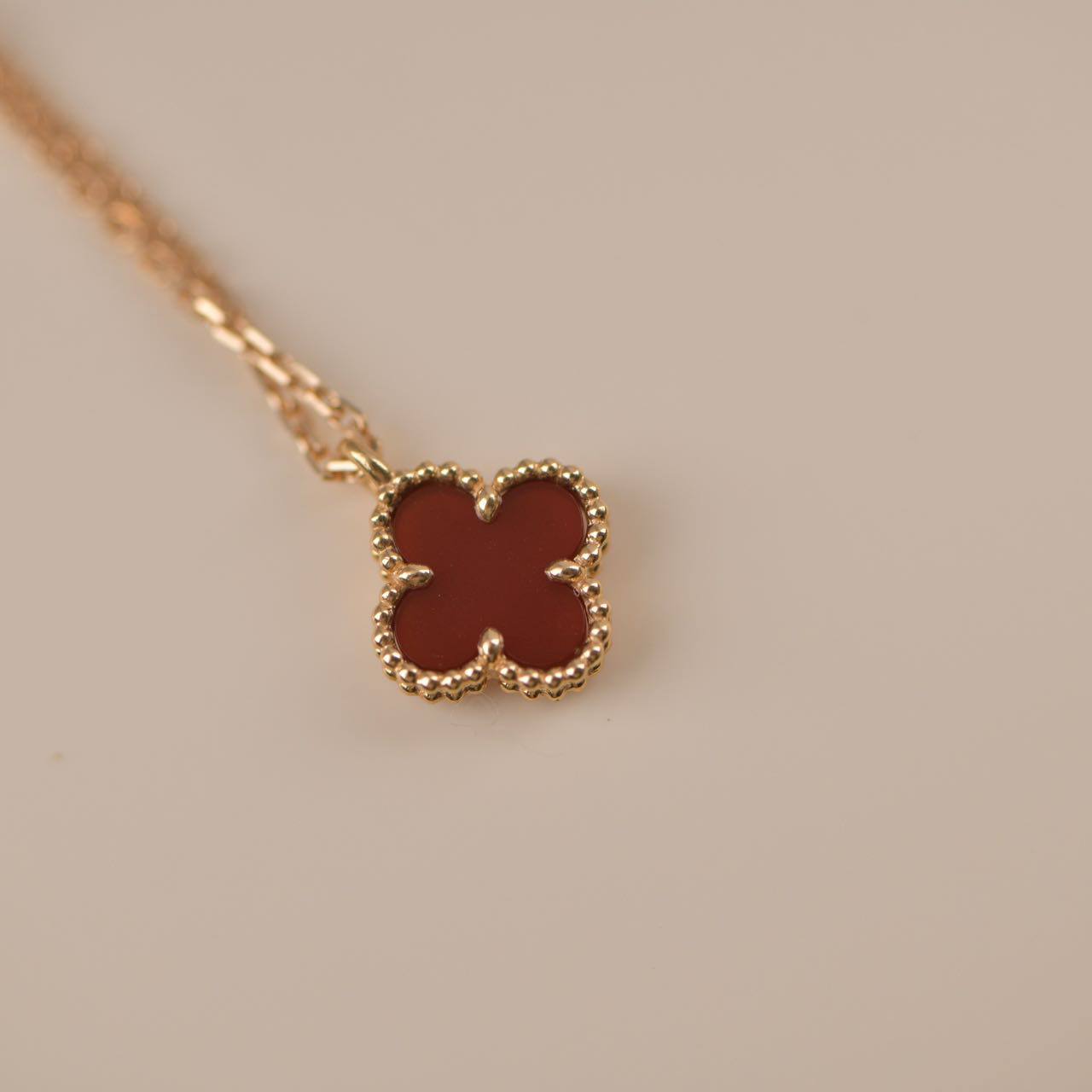 [Noble Aura jewelry]CLOVER MINI 9.5MM WHITE CARNELIANS NECKLACE