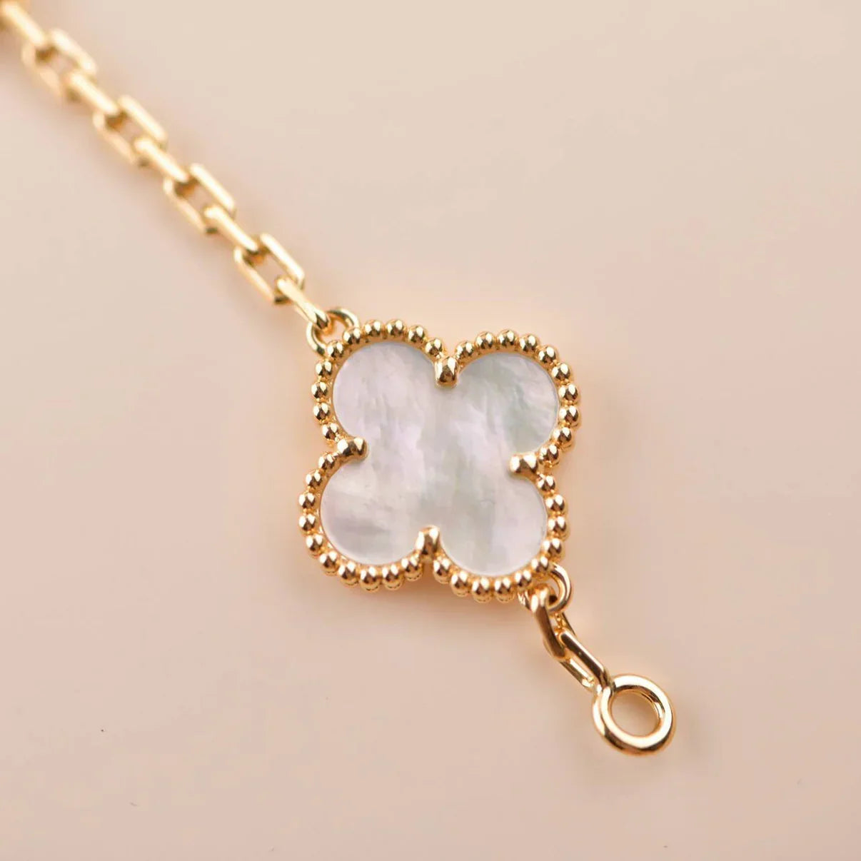 [Noble Aura jewelry]CLOVER WHITE PEARL MOP 5 MOTIF BRACELET COLLECTION