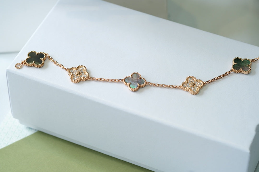 [Noble Aura jewelry] CLOVER 5 MOTIF GRAY MOP BRACELET COLLECTION