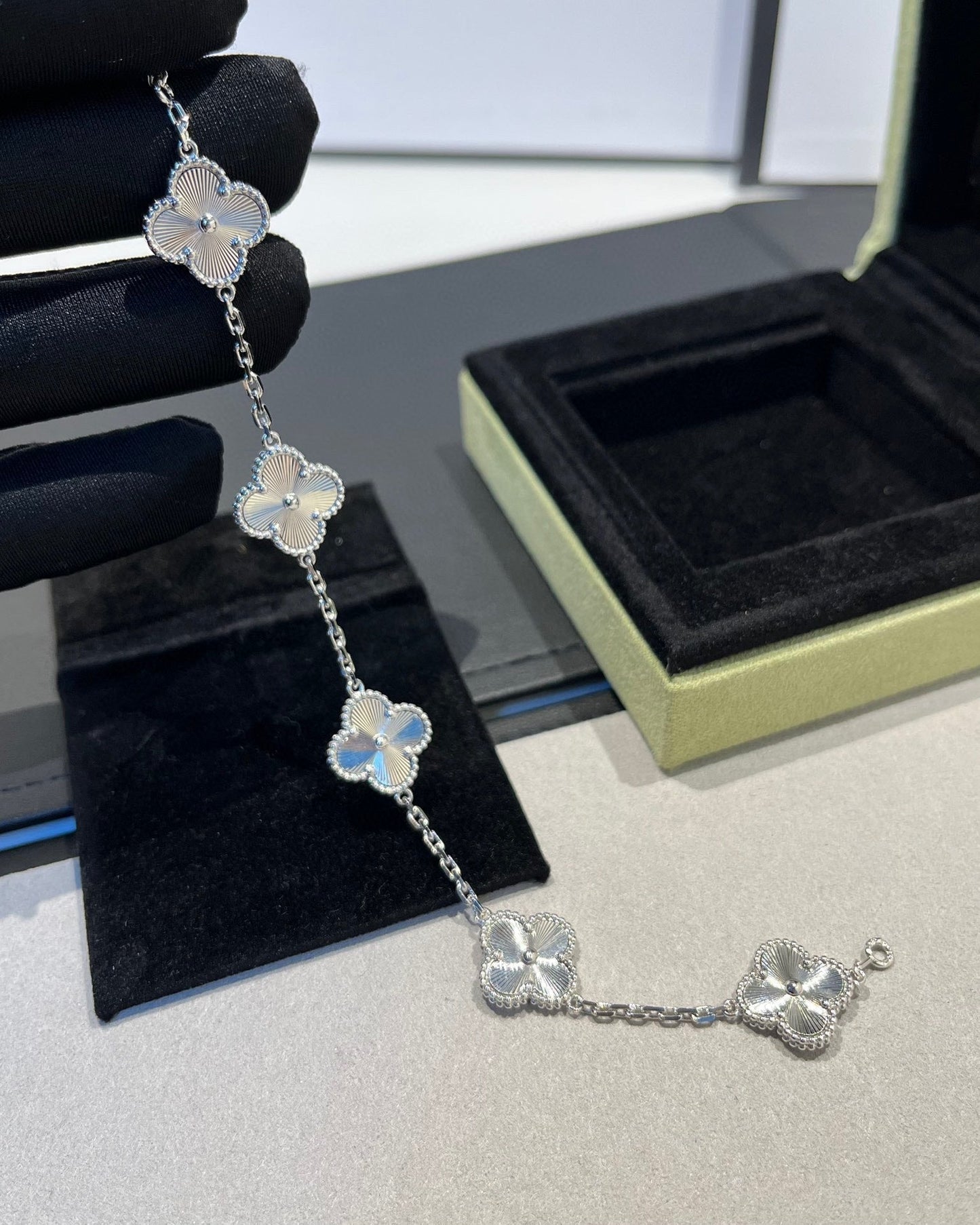 [Noble Aura jewelry] CLOVER 5 MOTIF LASER BRACELET COLLECTION
