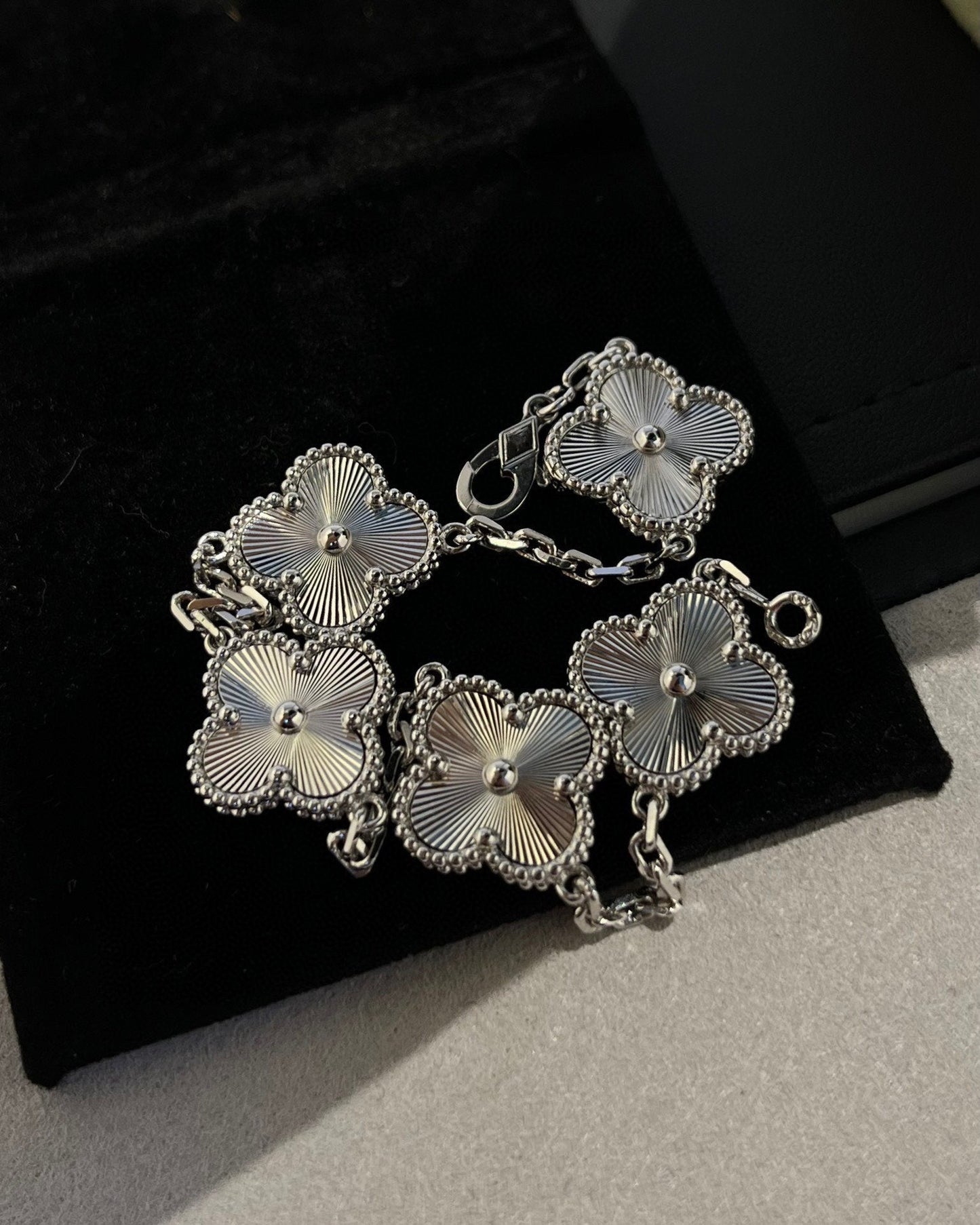 [Noble Aura jewelry] CLOVER 5 MOTIF LASER BRACELET COLLECTION